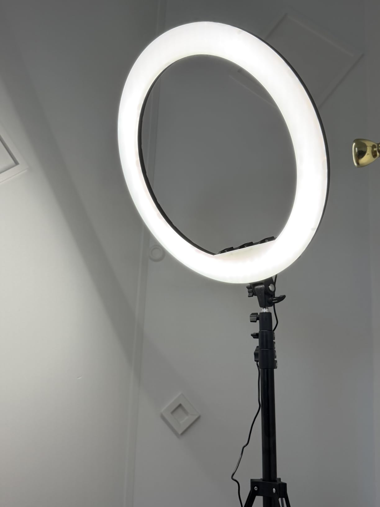 Hagibis 21 inch Ring Light with Stand Outer 55W 5600k Dimmable LED Light, Tripod Stand,and Phone Holder,Remote Controller,Carrying Bag ,CRI 97+ 2540lux, for Streaming Home Office Zoom Call Lighting Customer Review Hagibis 21 inch Ring Light with Stand Outer 55W 5600k Dimmable LED Light, Tripod Stand,and Phone Holder,Remote Controller,Carrying Bag ,CRI 97+ 2540lux, for Streaming Home Office Zoom Call Lighting - Customer Photo 1