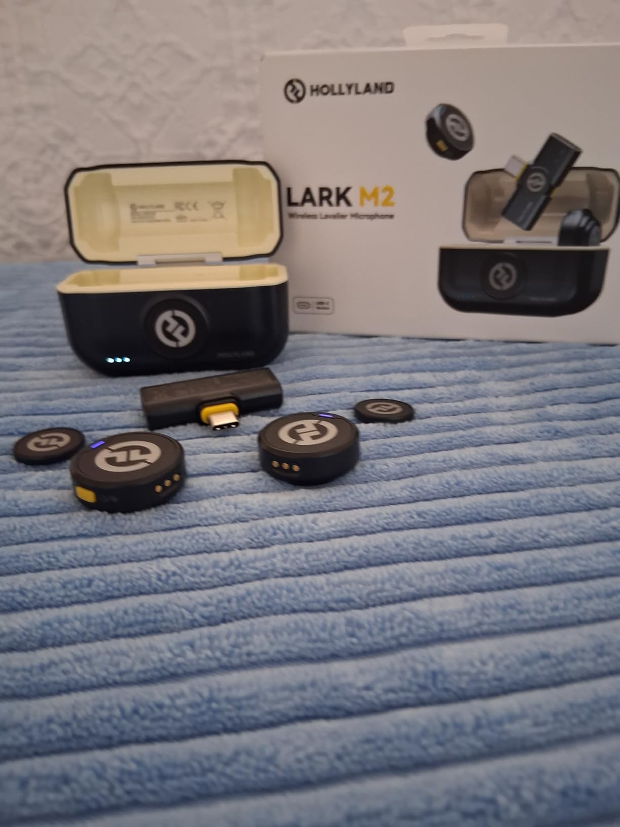 Hollyland Lark M2 Wireless Microphone for iPhone/Camera/Android/PC, 48kHz/24-bit High Fidelity Audio, 300m Range, Noise Cancelling, 40h Use, YouTube, Vlog, Streaming (2TX + 3RX + Charging Case) Customer Review Hollyland Lark M2 Wireless Microphone for iPhone/Camera/Android/PC, 48kHz/24-bit High Fidelity Audio, 300m Range, Noise Cancelling, 40h Use, YouTube, Vlog, Streaming (2TX + 3RX + Charging Case) - Customer Photo 2