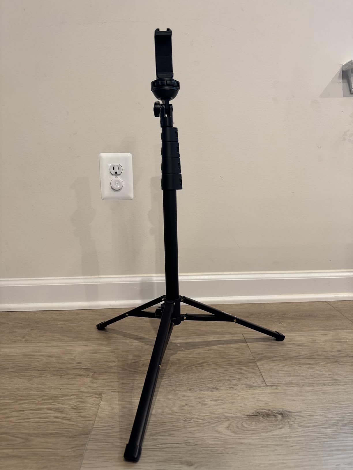 Amazon Basics Portable and Flexible Tripod with Wireless Remote and Smartphone Clamp, 10-inch Long, Black - Customer Photo 2