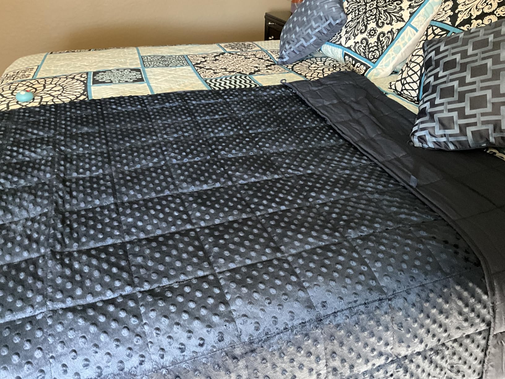 Mr. Sandman Weighted Blanket for Adults Queen Size 15 lbs, Soft Cooling Heavy Minky Blanket for Sleep, Washable Throw Blanket with Glass Beads, 60 x 80 Inches, Grey Customer Review Mr. Sandman Weighted Blanket for Adults Queen Size 15 lbs, Soft Cooling Heavy Minky Blanket for Sleep, Washable Throw Blanket with Glass Beads, 60 x 80 Inches, Grey - Customer Photo 1