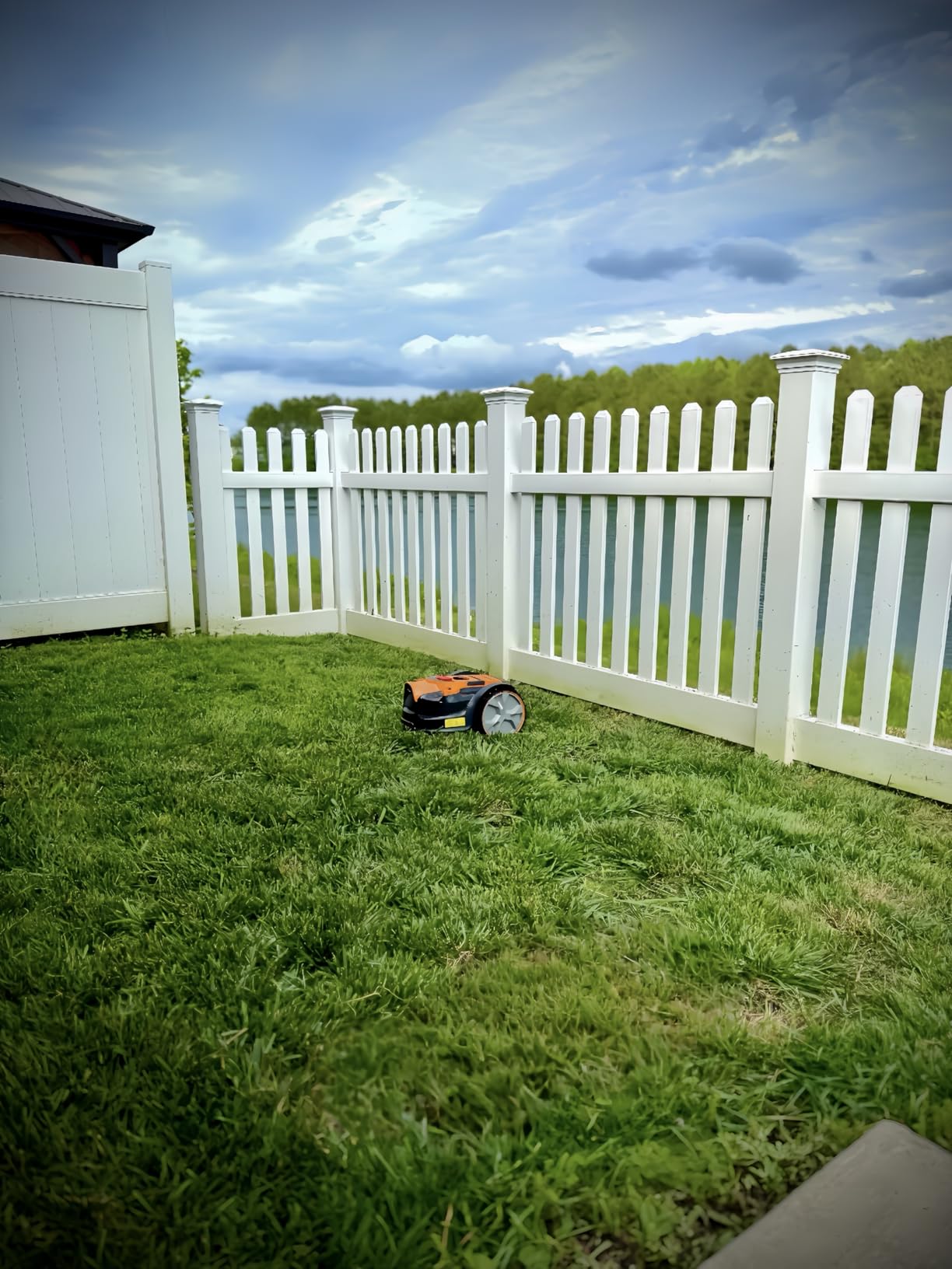 LawnMaster OcuMow™ Perimeter Wire Free Robot Lawn Mower Cuts Small Lawns 1000-2000 Square Feet with Optical Navigation, Obstacle Avoidance, Low Noise and No Go Function Customer Review LawnMaster OcuMow™ Perimeter Wire Free Robot Lawn Mower Cuts Small Lawns 1000-2000 Square Feet with Optical Navigation, Obstacle Avoidance, Low Noise and No Go Function - Customer Photo 1