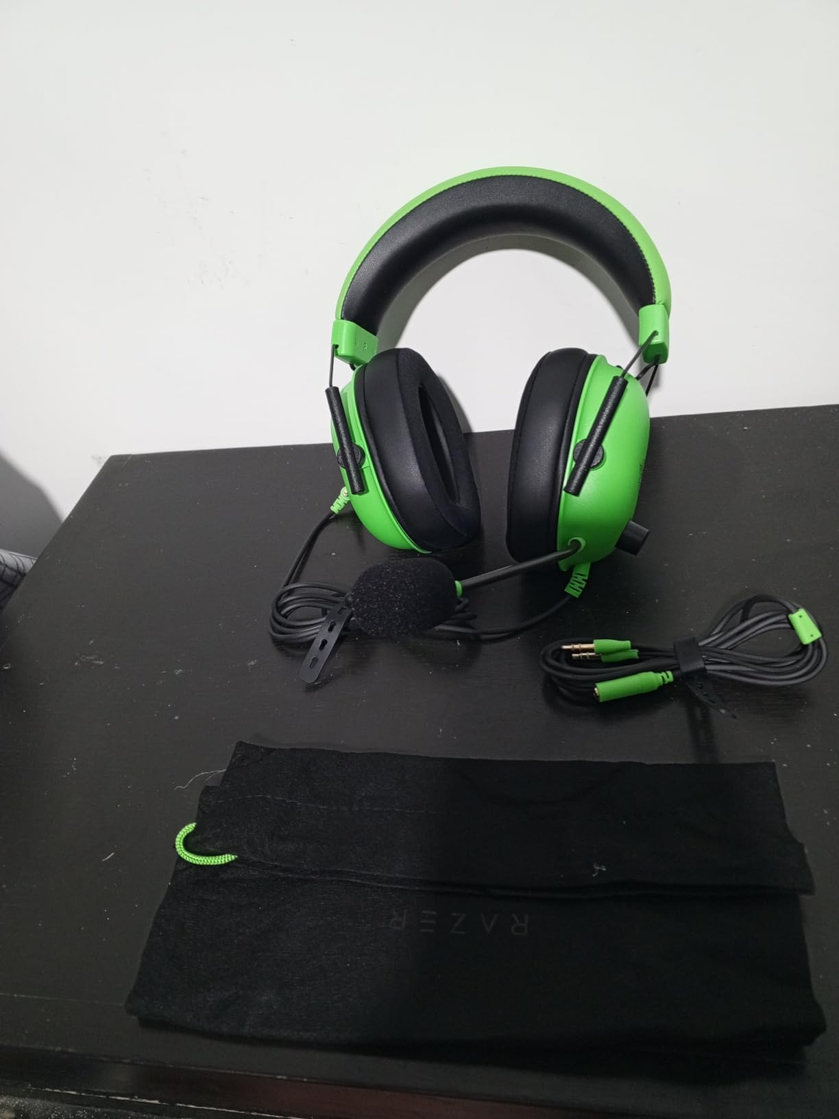 Razer BlackShark V2 X Xbox Gaming Headset: 50mm Drivers - Cardioid Mic - Lightweight - Comfortable, Noise Isolating Earcups - for Xbox Series X, Series S, PS5, PC, Switch via 3.5mm Audio Jack - Black customer photo 2