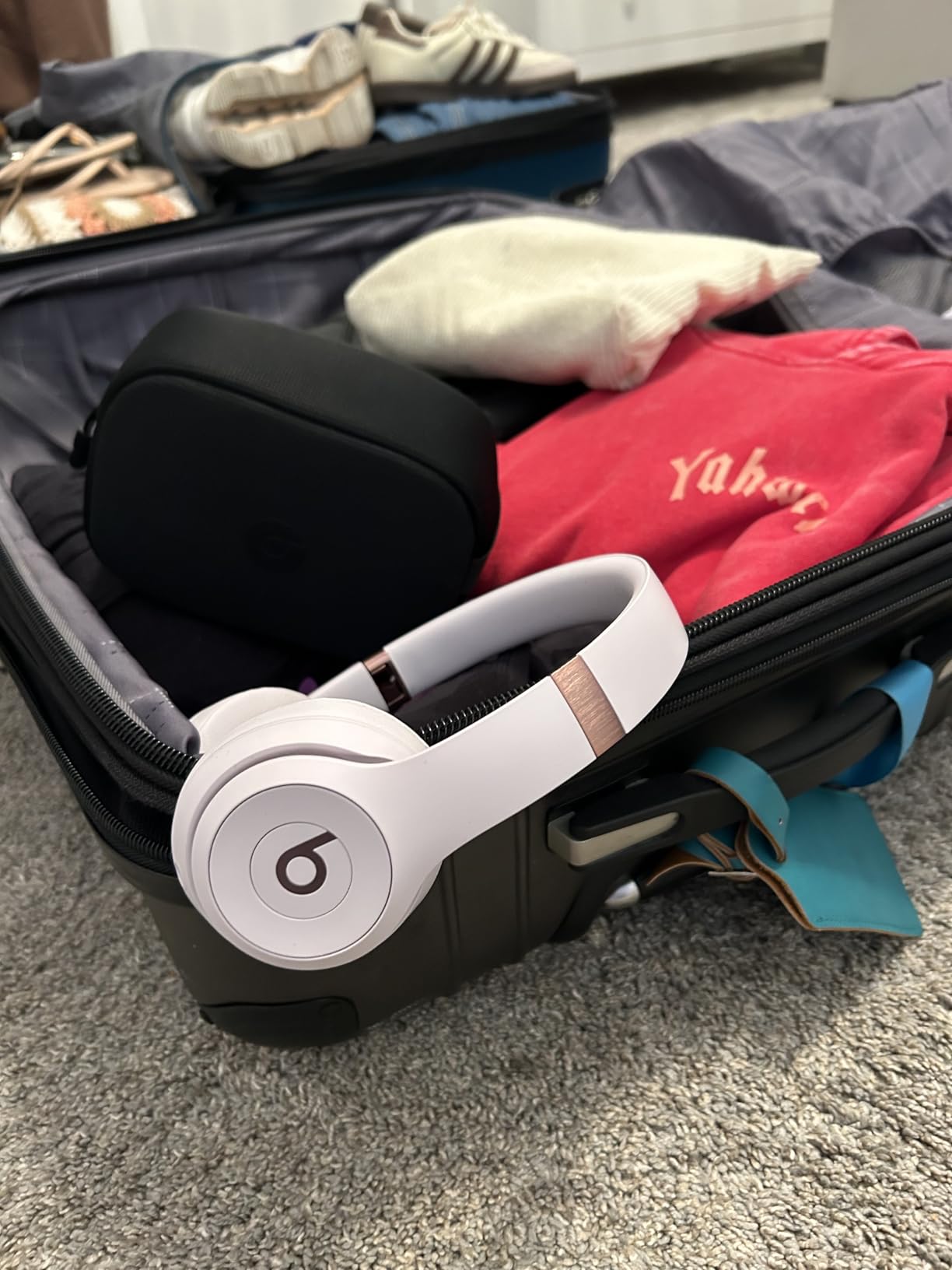 Beats Solo 4 - Wireless On-Ear Bluetooth Headphones, Up to 50-Hour Battery Life, Ultra-Lightweight Comfort, Powerful and Balanced Sound, Apple & Android Compatible - Matte Black customer photo 2