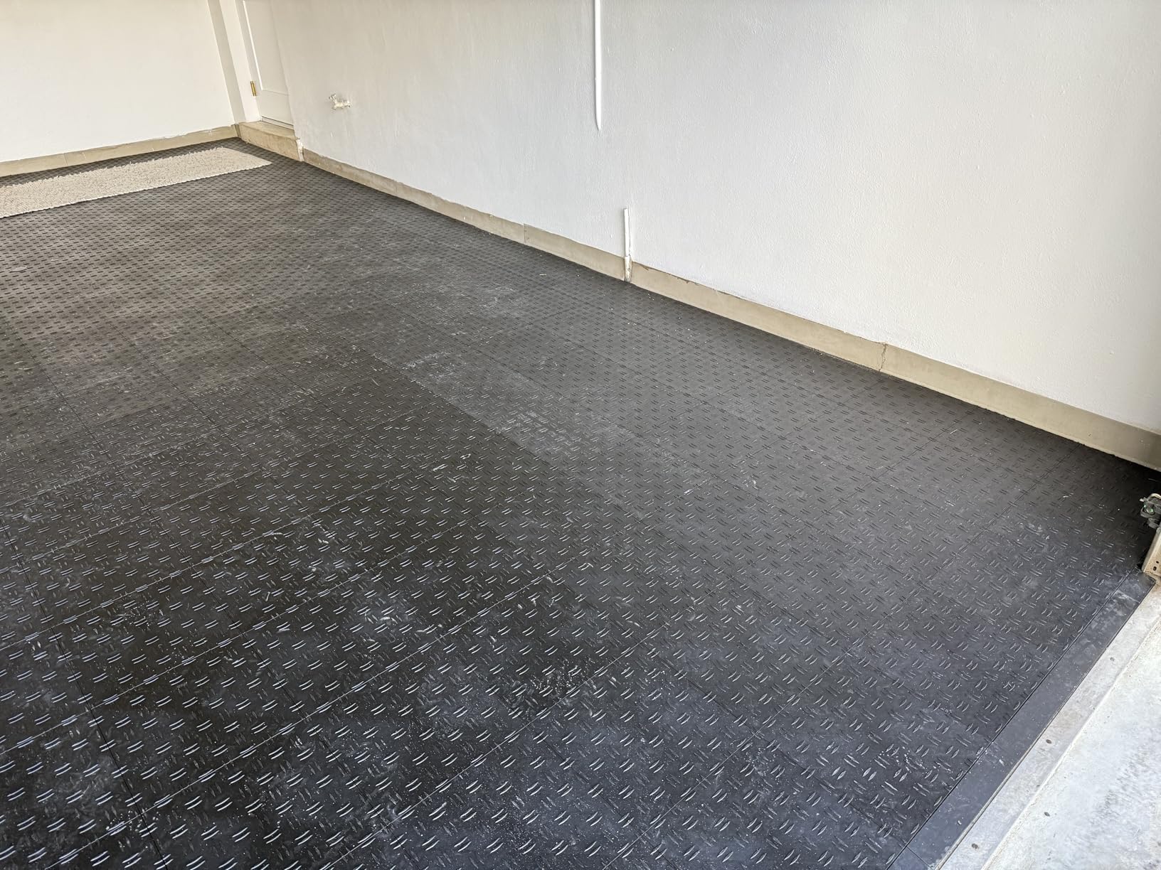 VEVOR Garage Tiles Interlocking, 12 x 12 x 0.53 inch 50 Pack Garage Floor Covering Tile, Non-Slip Double-Sided Texture Garage Flooring Tiles, for Garages, Basements, Repair Shops, Graphite Gray Customer Review VEVOR Garage Tiles Interlocking, 12 x 12 x 0.53 inch 50 Pack Garage Floor Covering Tile, Non-Slip Double-Sided Texture Garage Flooring Tiles, for Garages, Basements, Repair Shops, Graphite Gray - Customer Photo 2