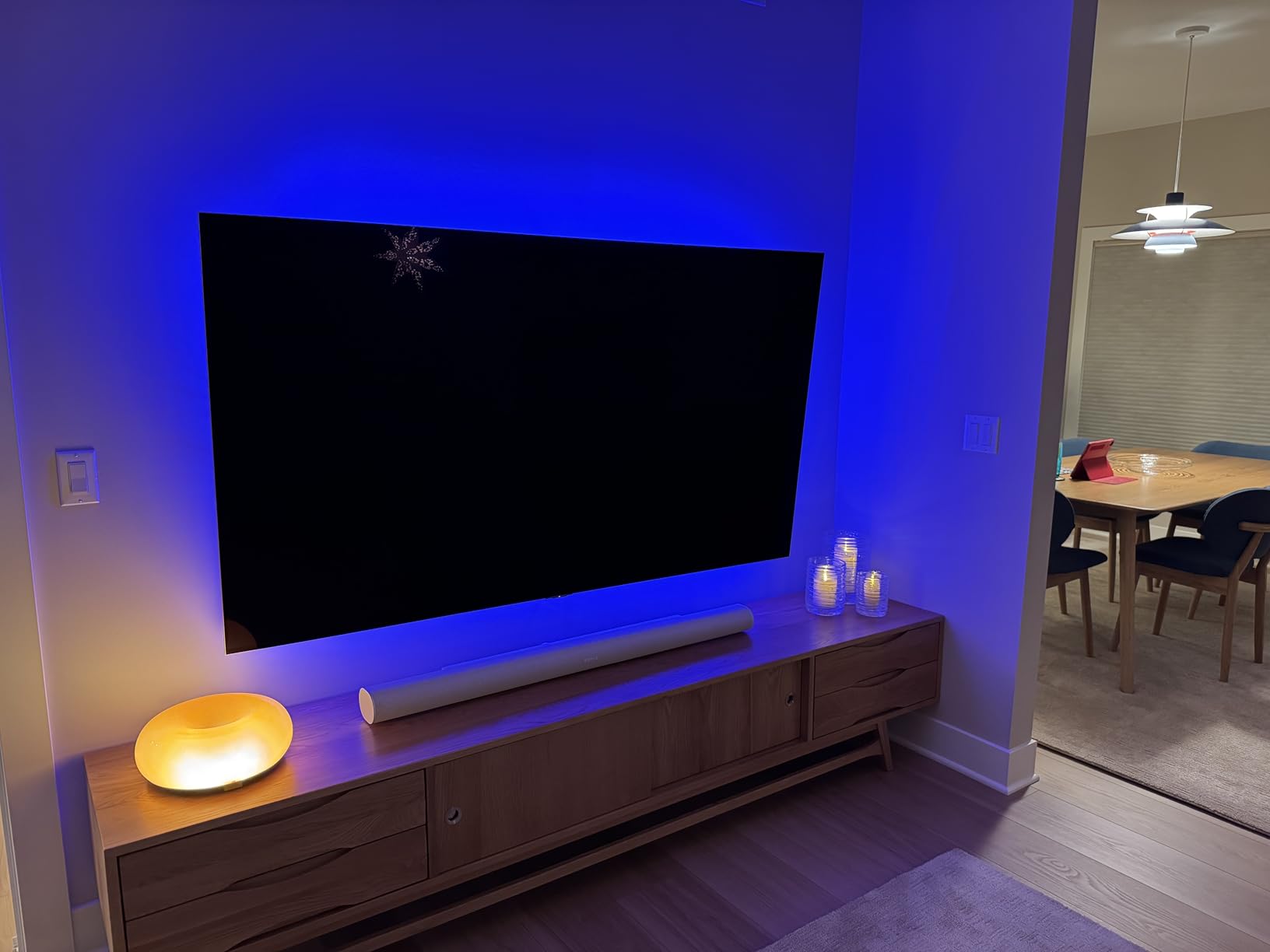 PHILIPS Hue Indoor 10 Ft Smart RGBWW LED Solo Lightstrip Base Kit, 1 Pack, Control with Hue App, LED Strip Lights Compatible with Alexa, Google Assistant and Apple HomeKit customer photo 1
