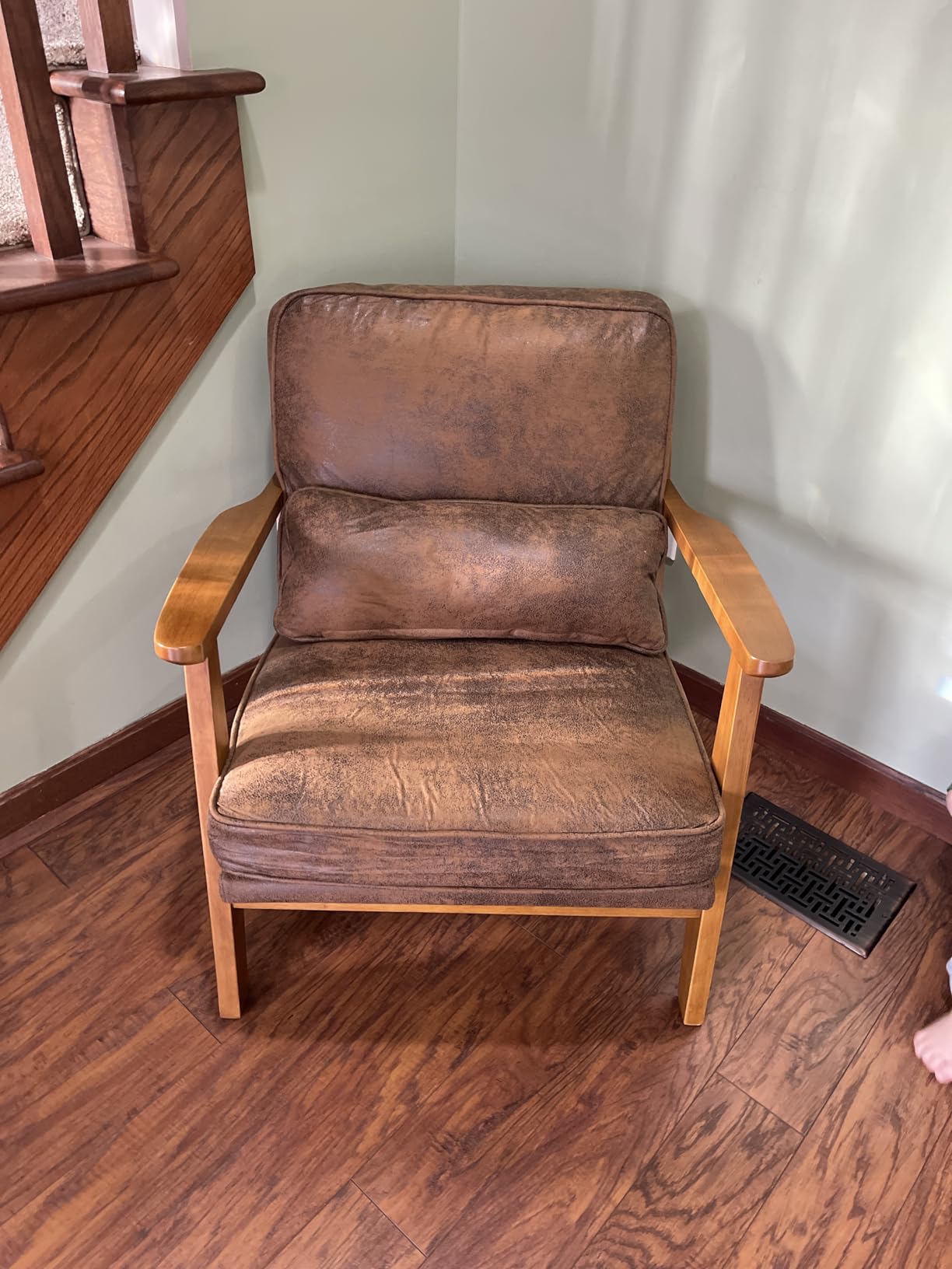 VINGLI Solid Wood Wide Armrests Accent Chair,Upholstered Mid Century Modern Chair with Pillow,Comfy Reading Chair Farmhouse Arm Chair,Chairs Living Room,Bedroom,Guest Room,Linen Fabric,Beige Customer Review VINGLI Solid Wood Wide Armrests Accent Chair,Upholstered Mid Century Modern Chair with Pillow,Comfy Reading Chair Farmhouse Arm Chair,Chairs Living Room,Bedroom,Guest Room,Linen Fabric,Beige - Customer Photo 2