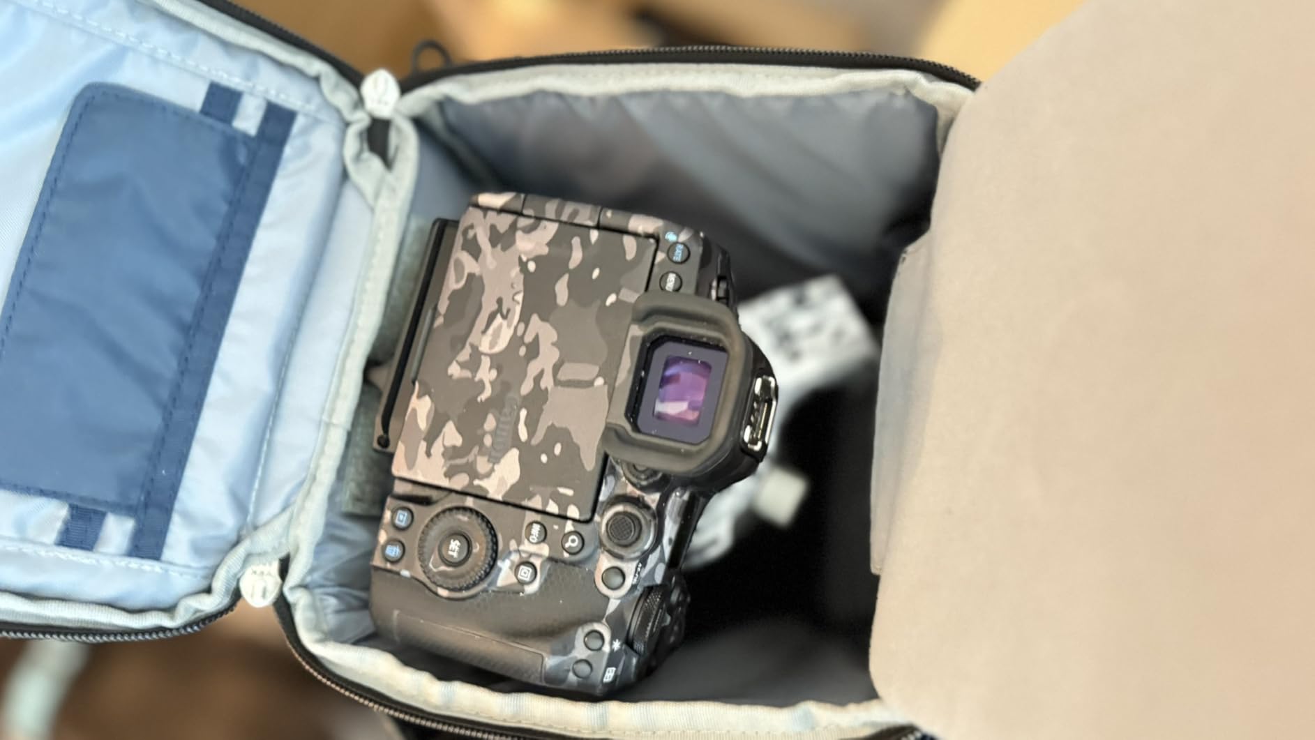 Think Tank Digital Holster 30 V3 Camera Bag Only for Standard-size Mirrorless Camera Body with 70-200mm f/2.8 Lens Attached Customer Review Think Tank Digital Holster 30 V3 Camera Bag Only for Standard-size Mirrorless Camera Body with 70-200mm f/2.8 Lens Attached - Customer Photo 1