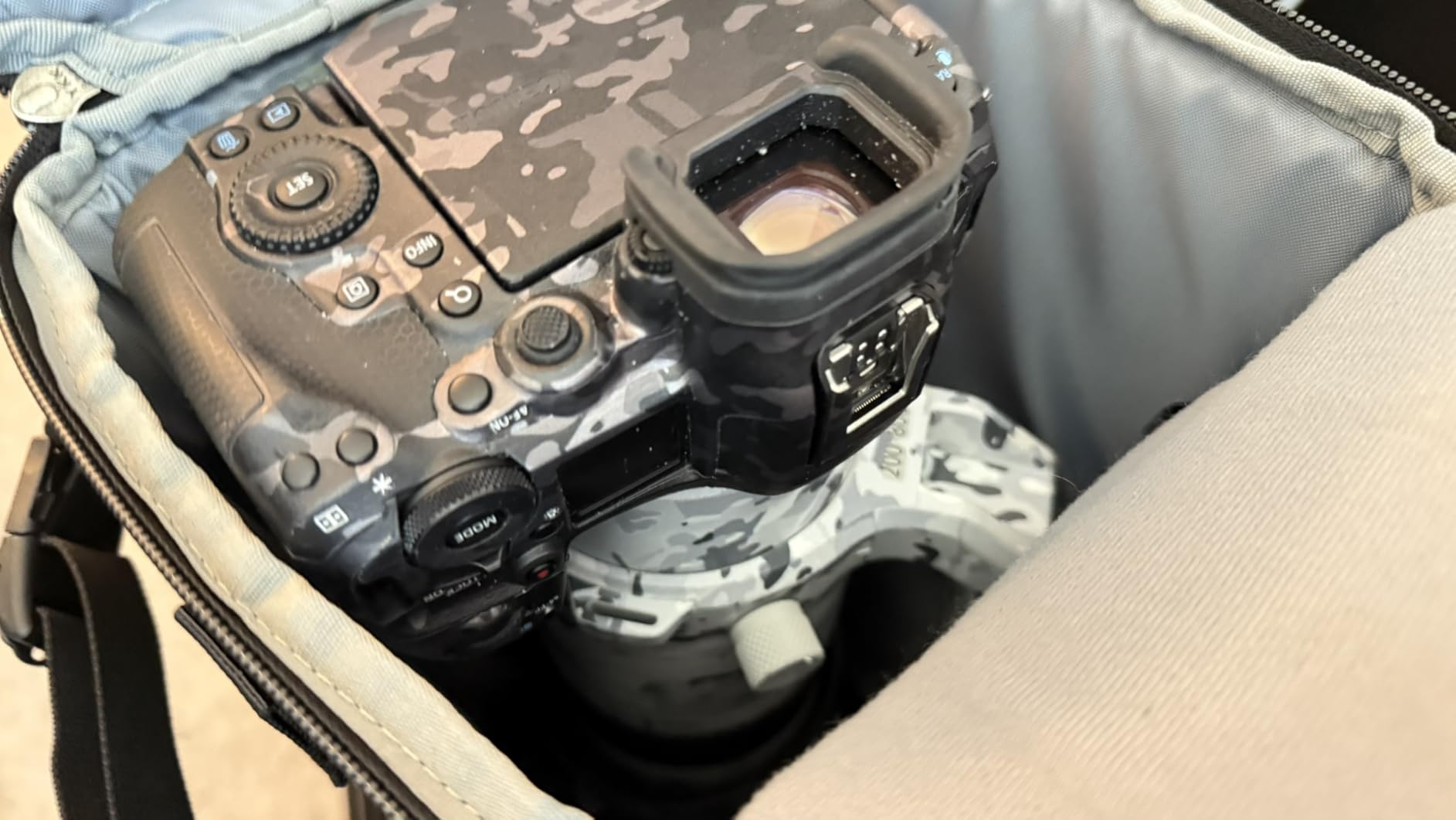 Think Tank Digital Holster 30 V3 Camera Bag Only for Standard-size Mirrorless Camera Body with 70-200mm f/2.8 Lens Attached Customer Review Think Tank Digital Holster 30 V3 Camera Bag Only for Standard-size Mirrorless Camera Body with 70-200mm f/2.8 Lens Attached - Customer Photo 2