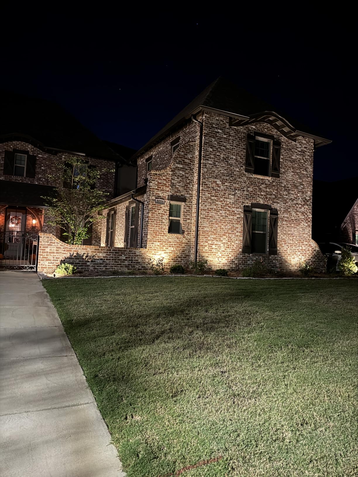ZUCKEO All-in-One Landscape Lighting Kit, 5W LED Low Voltage Landscape Lights with Transformer and 80FT Wire, Waterproof Outdoor Spotlight with Connectors for Yard Garden House, 3000K 12-24V 8Pack customer photo 1