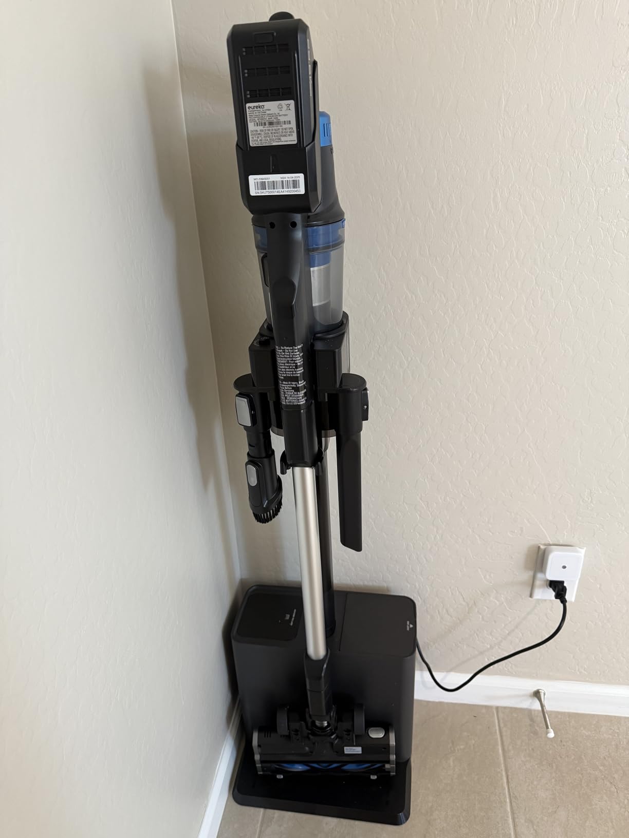 Eureka Stylus Elite NEC490BL Cordless Stick Vacuum, 350W Powerful Suction, Self-Emptying Station, 60-Min Runtime, Anti-Tangle Brushroll, 5-Layer HEPA Filtration, Ideal for Pet Hair&All Floor Types - Customer Photo 2