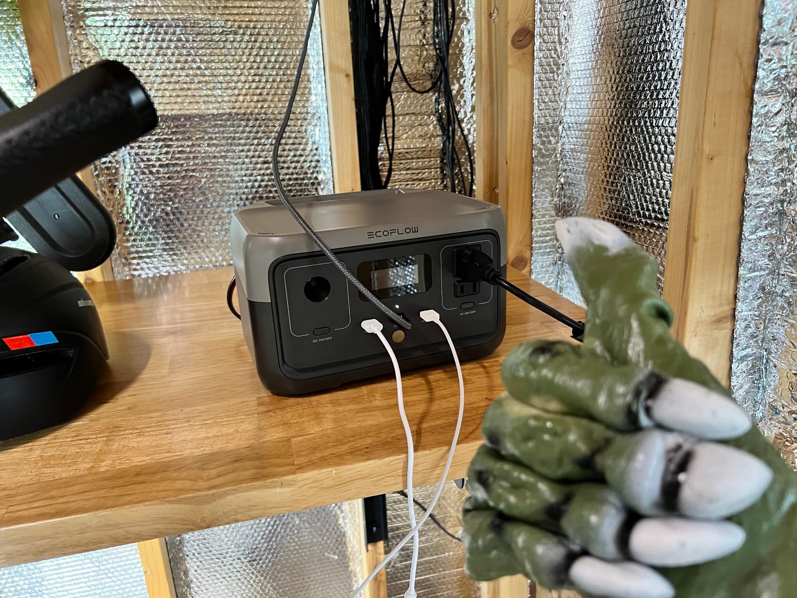 EF ECOFLOW Portable Power Station RIVER 3, 245Wh LiFePO4 Battery Power Station, 1Hr Fast Charging, 300W/X-Boost 600W Solar Generator for Outdoor/Camping/RVs/Home Use (Solar Panel Optional) Customer Review EF ECOFLOW Portable Power Station RIVER 3, 245Wh LiFePO4 Battery Power Station, 1Hr Fast Charging, 300W/X-Boost 600W Solar Generator for Outdoor/Camping/RVs/Home Use (Solar Panel Optional) - Customer Photo 1