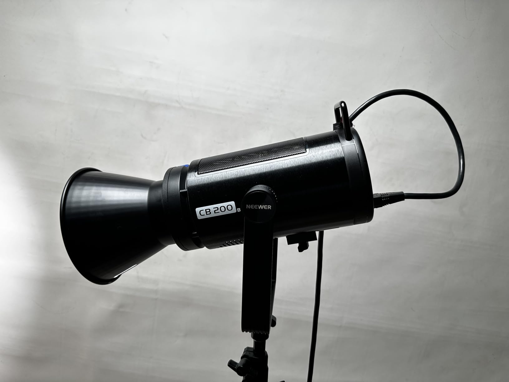 NEEWER CB120B 120W LED Video Light with 2.4G&APP Control COB Bi Color 2700K-6500K 78000lux at 1m/CCT Mode/CRI97/12 Scenes/Bowens Mount Continuous Output Lighting for Studio Photography/Video Recording Customer Review NEEWER CB120B 120W LED Video Light with 2.4G&APP Control COB Bi Color 2700K-6500K 78000lux at 1m/CCT Mode/CRI97/12 Scenes/Bowens Mount Continuous Output Lighting for Studio Photography/Video Recording - Customer Photo 2