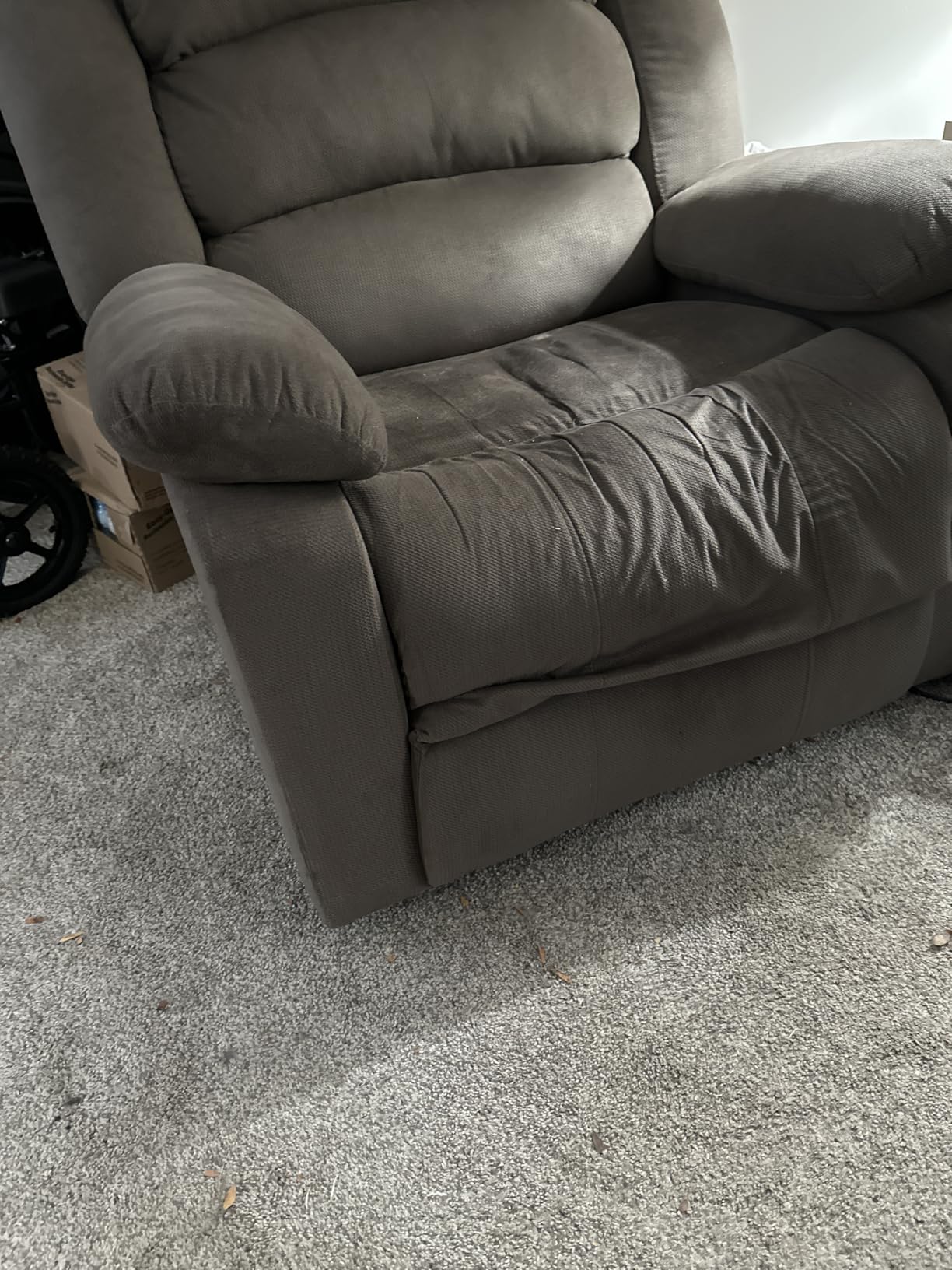 EBELLO Classic Power Recliner Chair, Oversized Electric Reclining Chair with Overstuffed Cushion and Back, Soft Fabric Adults Single Recliner Sofa for Living Room, Grey Customer Review EBELLO Classic Power Recliner Chair, Oversized Electric Reclining Chair with Overstuffed Cushion and Back, Soft Fabric Adults Single Recliner Sofa for Living Room, Grey - Customer Photo 2