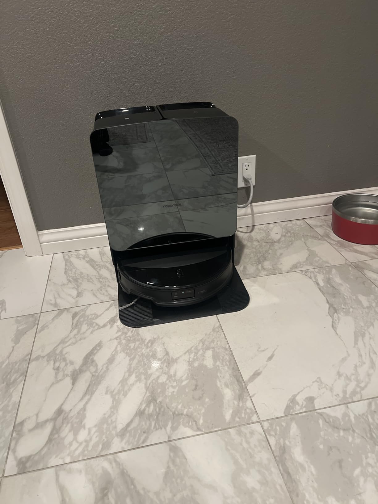 roborock Saros 10R Robot Vacuum and Mop, 22,000 Pa Suction, Zero-Tangling, 3.14'' Ultra Slim, FlexiArm Riser Technology for Carpet & Floor, Corner & Edge Cleaning, Self-Emptying, Hot Air Drying, Black - Customer Photo 1