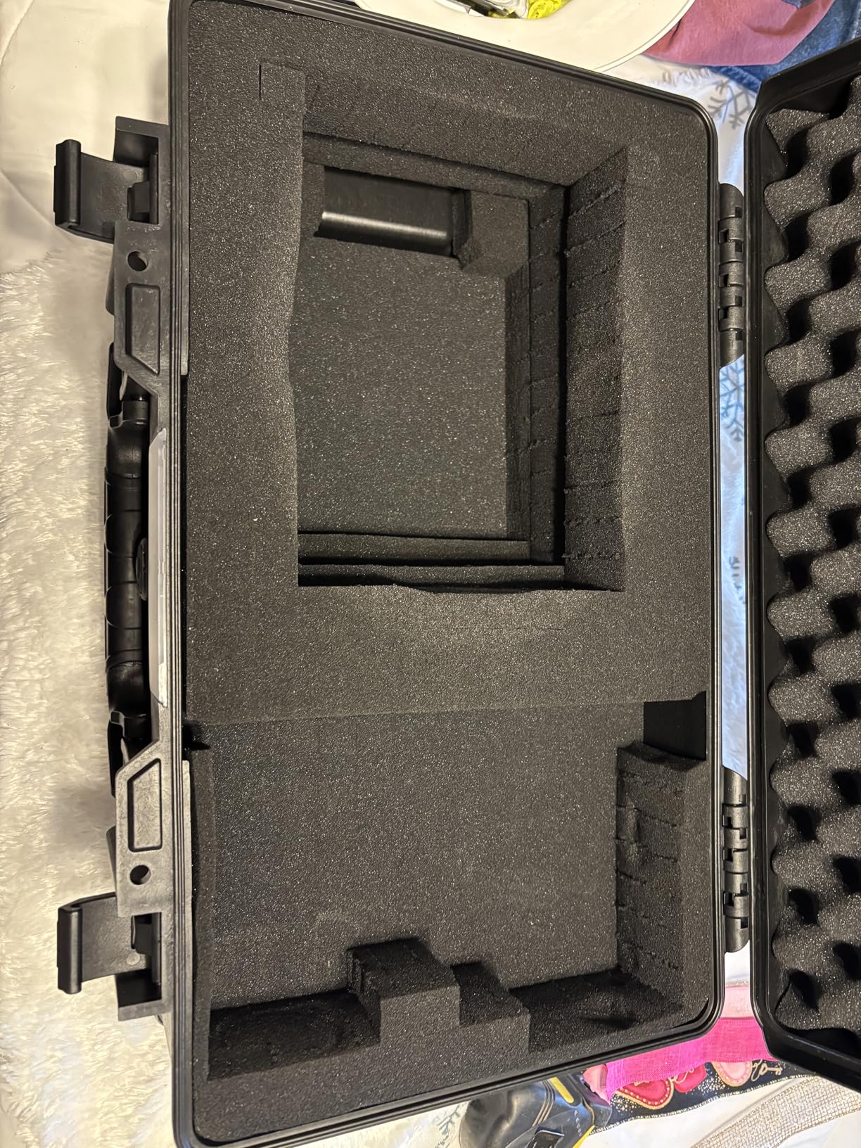 VEVOR Weatherproof Hard Case, Heavy Duty Protective Dry Box with Pre-cut Foam, Wheels Retractable Pull Handles for Travel, Hunt, Military, Tactical, IP67 Waterproof Case for Camera(21.7 * 13.4 * 9.5) - Customer Photo 1