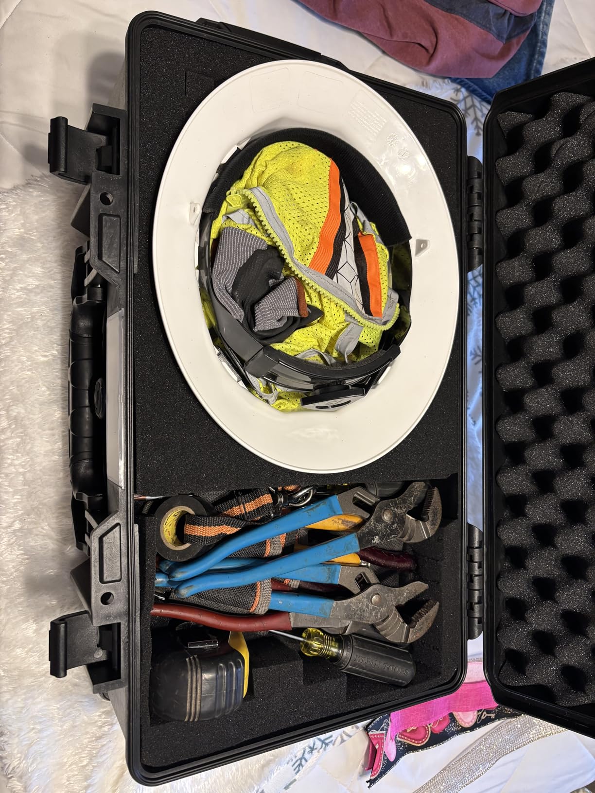 VEVOR Weatherproof Hard Case, Heavy Duty Protective Dry Box with Pre-cut Foam, Wheels Retractable Pull Handles for Travel, Hunt, Military, Tactical, IP67 Waterproof Case for Camera(21.7 * 13.4 * 9.5) - Customer Photo 2