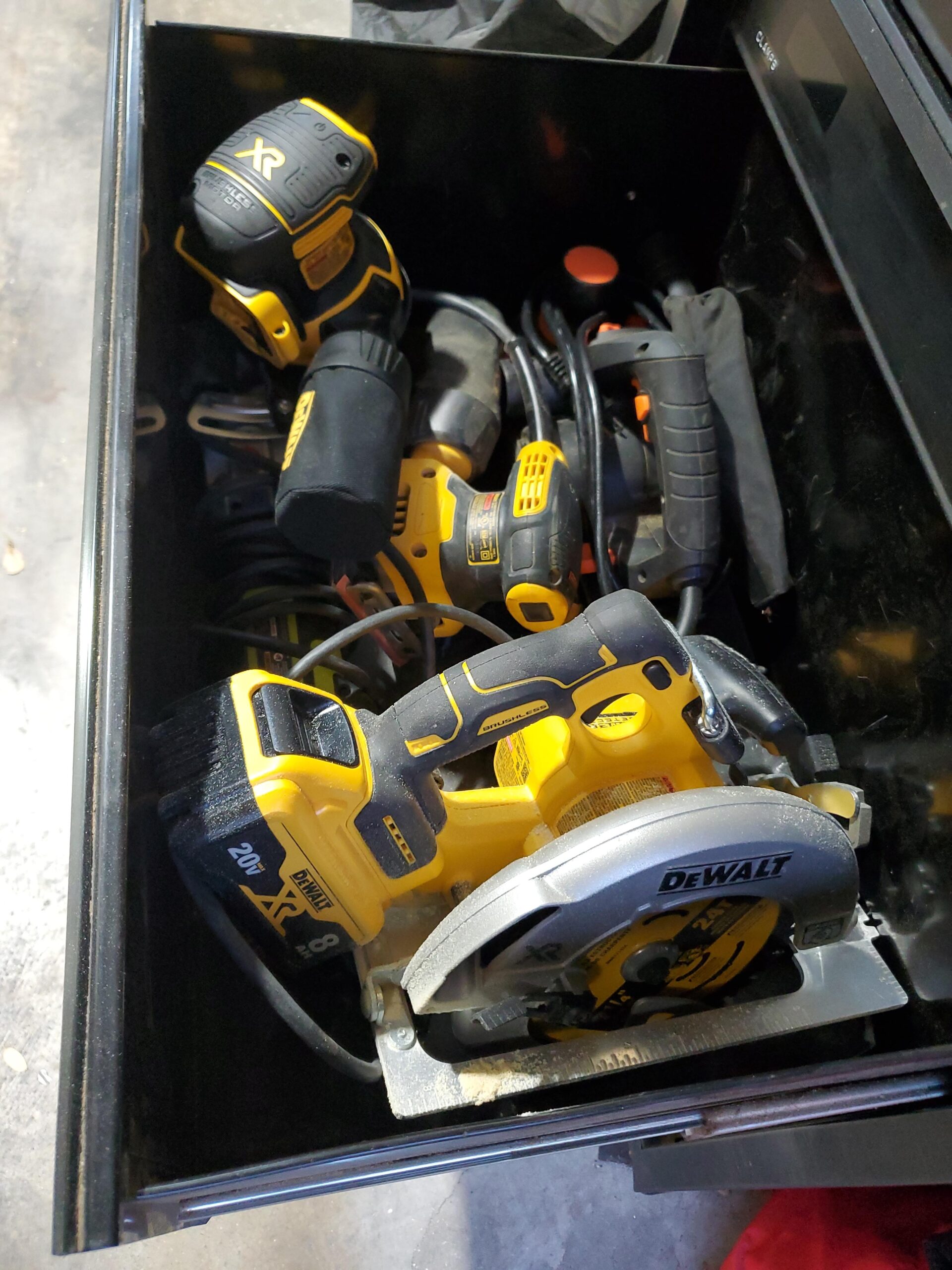 DEWALT 20V MAX XR Brushless Cordless 7-1/4 in. Circular Saw Kit with Battery and Charger (DCS590WW1) Customer Review DEWALT 20V MAX XR Brushless Cordless 7-1/4 in. Circular Saw Kit with Battery and Charger (DCS590WW1) - Customer Photo 2