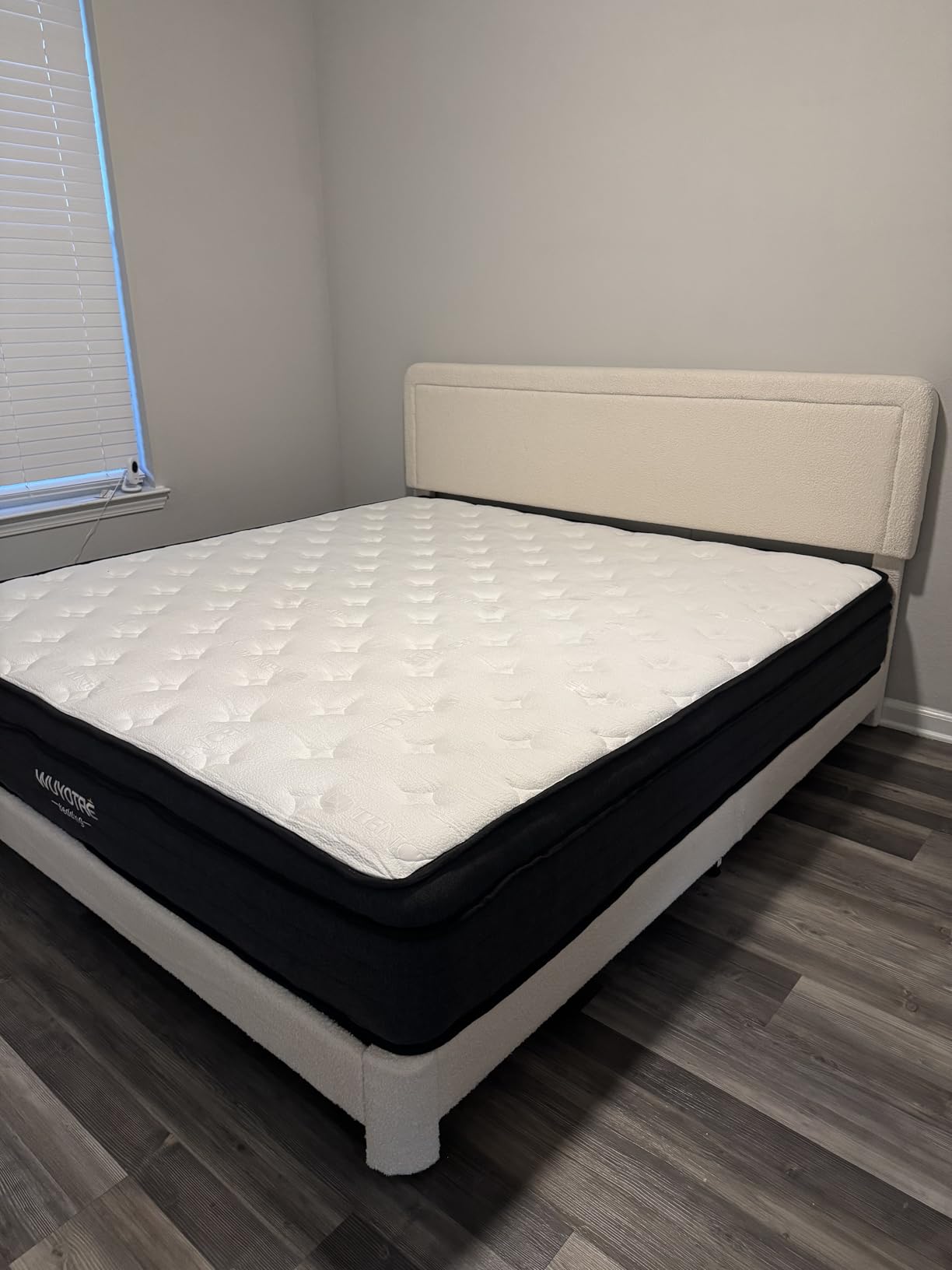 Queen Size Mattress, 10 Inch Memory Foam Hybrid Mattress in a Box-Enhanced Support with Pocketed Coils & Cooling Fabric, Back Pain Relief & Motion Isolation for Couples, CertiPUR-US & OEKO-TEX Customer Review Queen Size Mattress, 10 Inch Memory Foam Hybrid Mattress in a Box-Enhanced Support with Pocketed Coils & Cooling Fabric, Back Pain Relief & Motion Isolation for Couples, CertiPUR-US & OEKO-TEX - Customer Photo 2