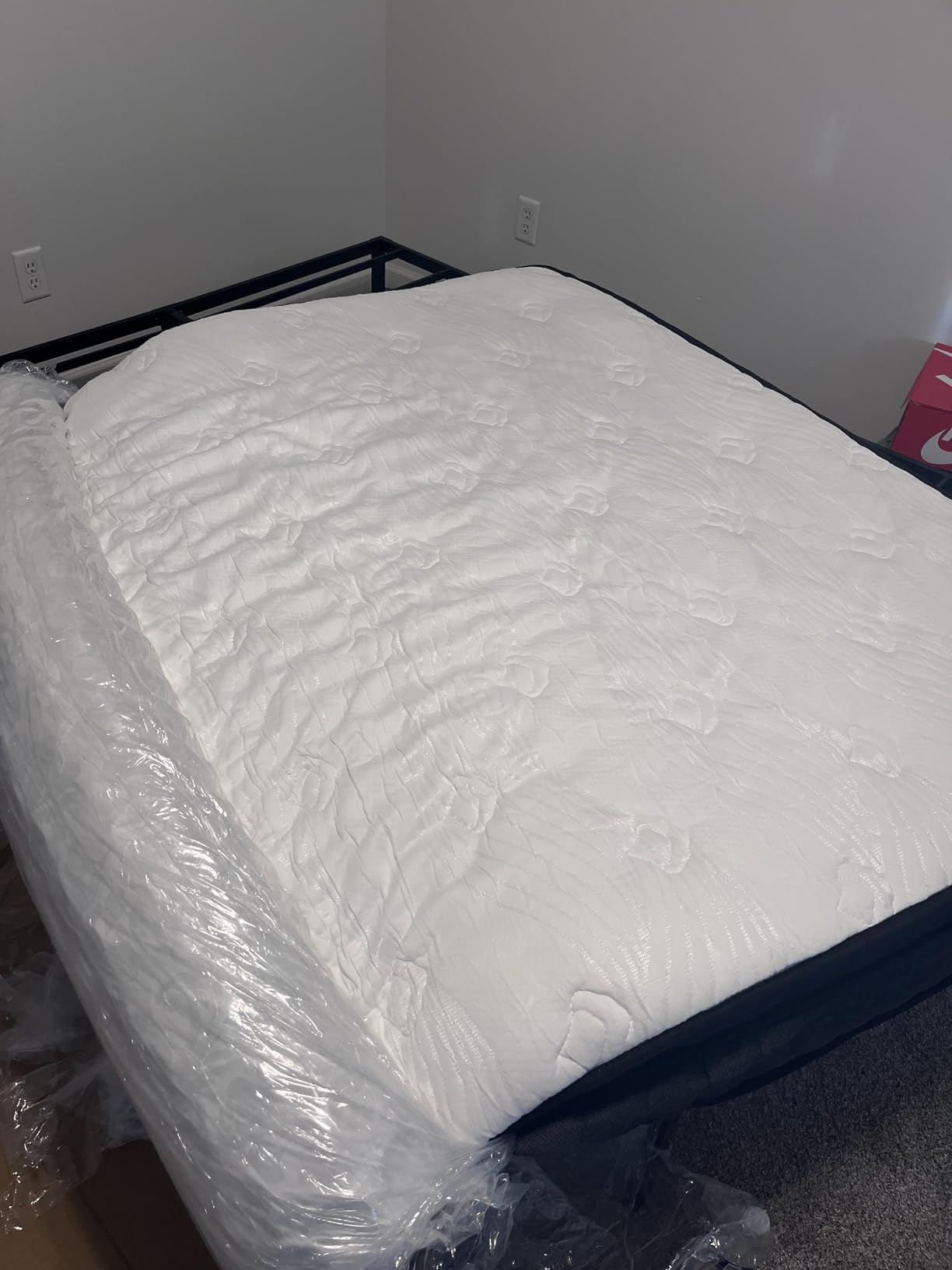 CRYREINA Queen Mattress 12 inch, Hybrid Mattress in a Box, Individually Pocket Springs, Medium Firm Feel for Pressure Relief, Breathable Comfort, CertiPUR-US Certified, Gray&White Customer Review CRYREINA Queen Mattress 12 inch, Hybrid Mattress in a Box, Individually Pocket Springs, Medium Firm Feel for Pressure Relief, Breathable Comfort, CertiPUR-US Certified, Gray&White - Customer Photo 1