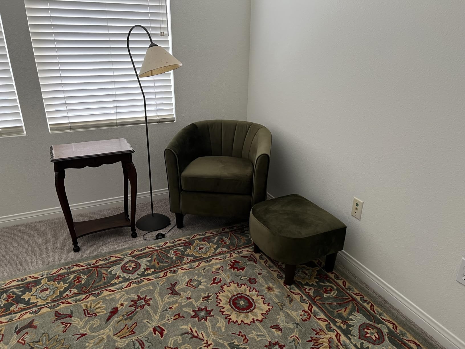 LINSY Accent Chair with Ottoman, Modern Barrel Chair Small Armchair Reading Chair with Footrest, Comfy Round Arms Chair for Living Room Bedroom Reading Room, Velvet, Yellow Customer Review LINSY Accent Chair with Ottoman, Modern Barrel Chair Small Armchair Reading Chair with Footrest, Comfy Round Arms Chair for Living Room Bedroom Reading Room, Velvet, Yellow - Customer Photo 2