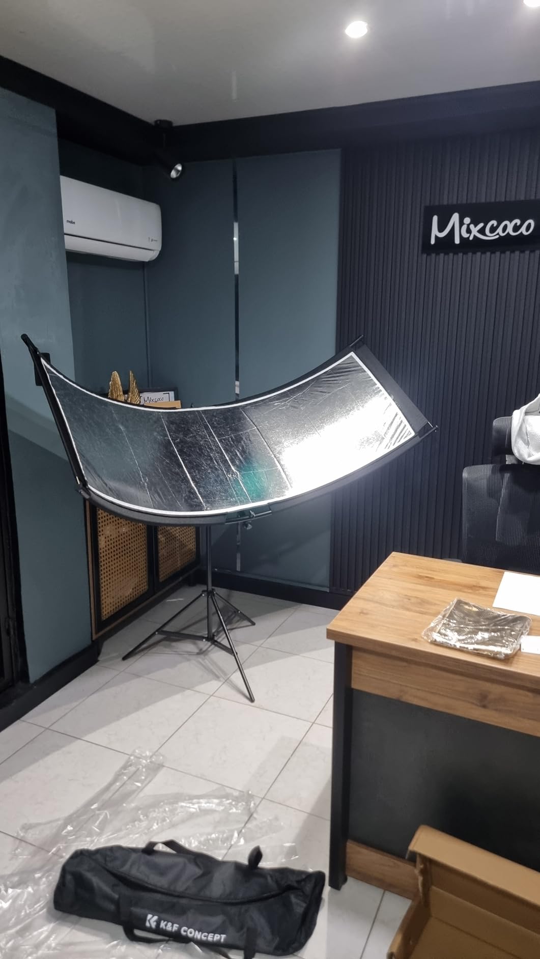 K&F CONCEPT U-Shape Reflector Curved Reflector 180x60cm with 4-in-1 Reflective Fabric, Black/Gold/White/Silver, with 1.9m Stand, with Storage Bag, for Photography Studios - Customer Photo 1