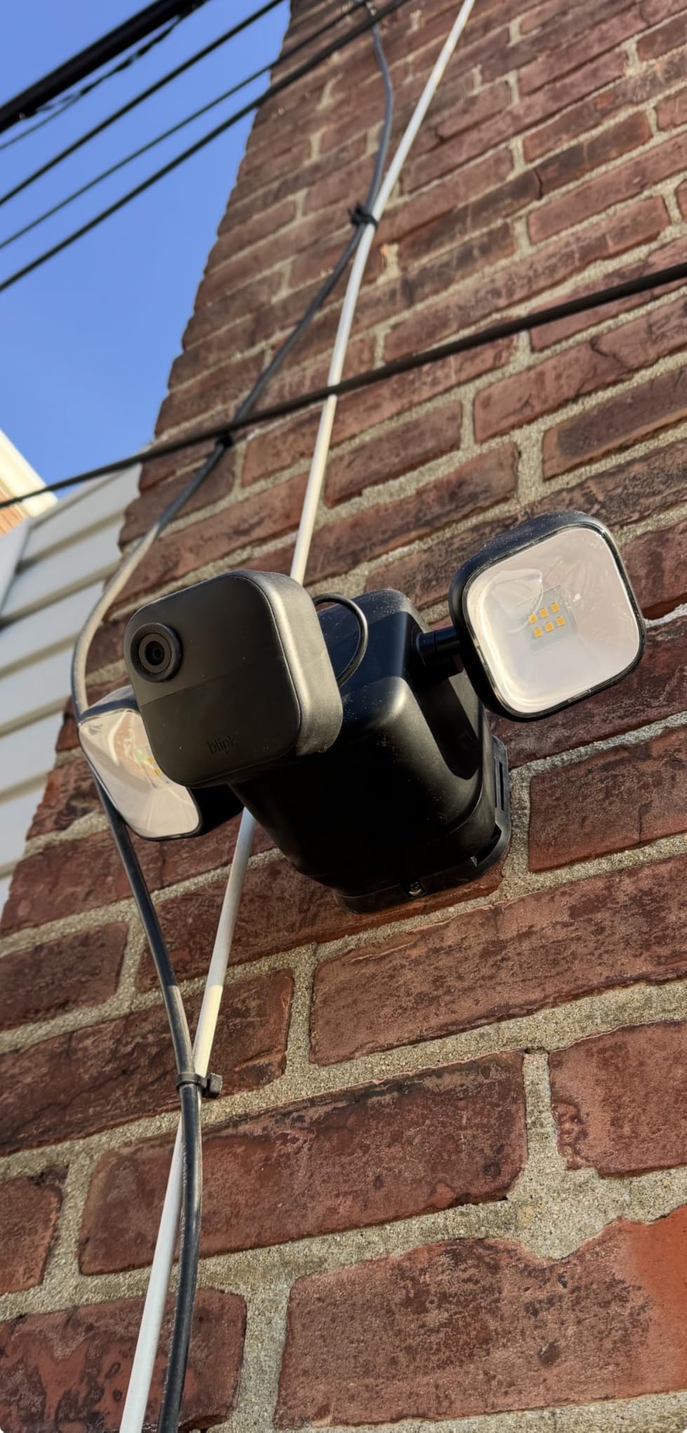 Outdoor 4 Floodlight Camera - Wireless smart security camera, 700 lumens, two-year battery life, enhanced motion detection, Sync Module Core included - 1 camera system customer photo 1