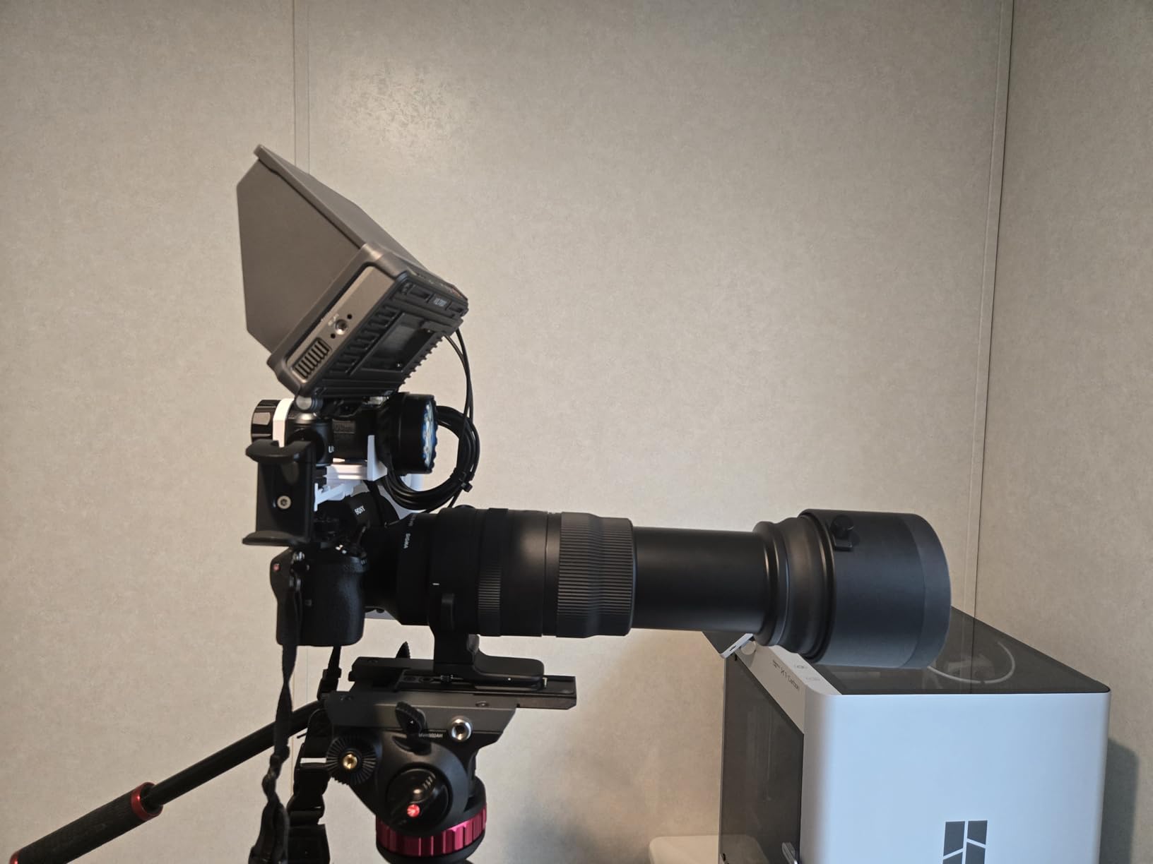 Manfrotto 055 Video Tripod w/502 Video Fluid Head, Carbon Fibre, Professional Heavy Duty System, with Levelling Column, Lever Lock, Camera Tripod Stand, for DSLR/Mirrorless Cameras, Camcorders Customer Review Manfrotto 055 Video Tripod w/502 Video Fluid Head, Carbon Fibre, Professional Heavy Duty System, with Levelling Column, Lever Lock, Camera Tripod Stand, for DSLR/Mirrorless Cameras, Camcorders - Customer Photo 5