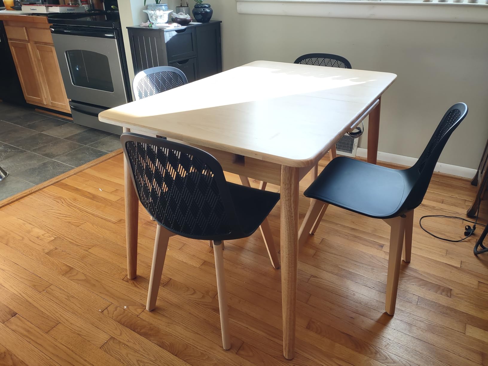 Solid Wood Extendable Dining Table for 4-8 People with Seamless Extension from 47.2 to 63 Inches, Easy Assembly, Expandable Tables for Small Spaces, Dining Room, Kitchen, Living Room, Walnut customer photo 1