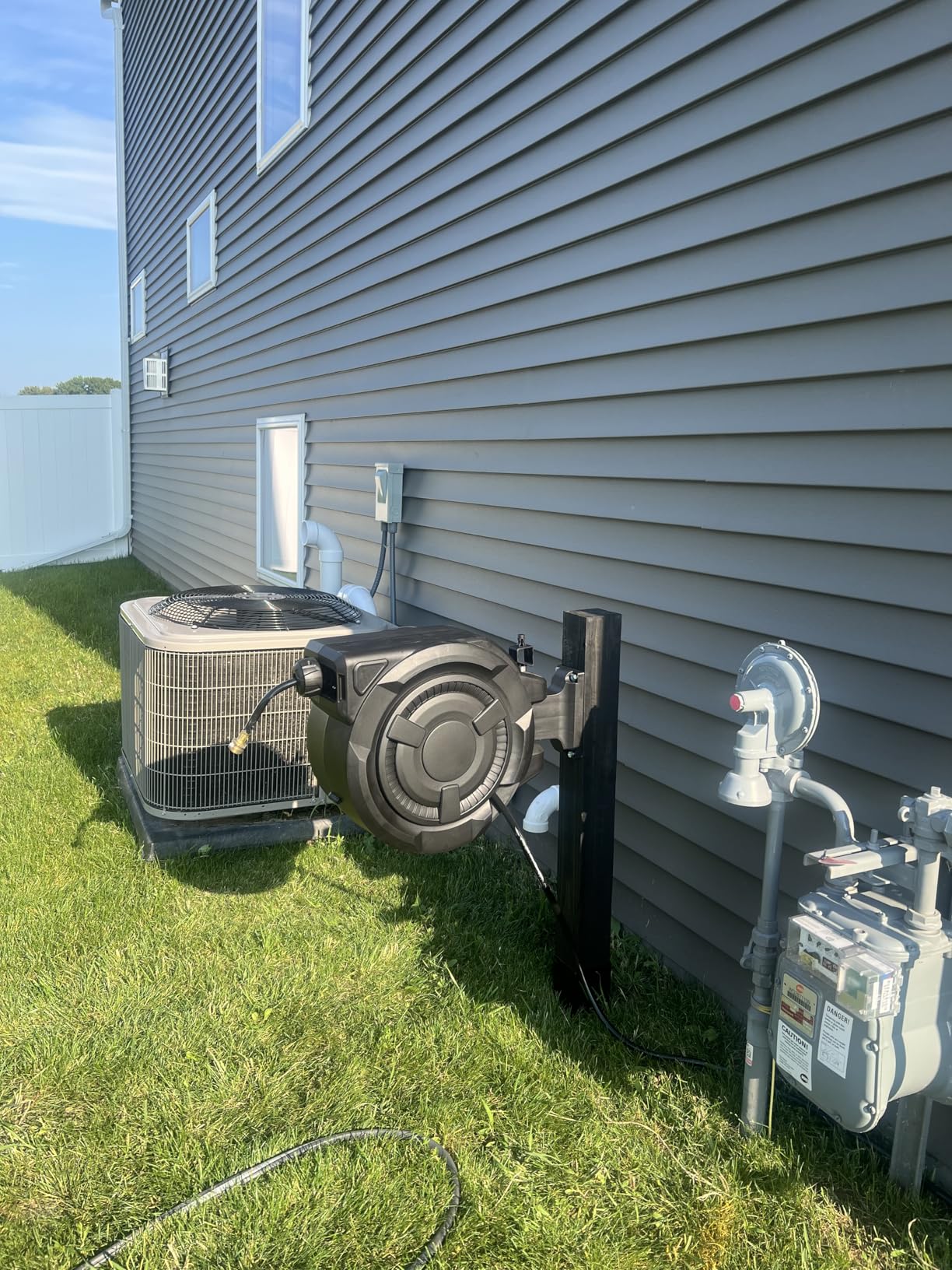 wikiwiki Retractable Garden Hose Reel 1/2 in x 100 ft, Heavy Duty Wall Mounted Hose Reel with 10-Function Sprayer Nozzle, Automatic Slow Return System/180°Swivel Bracket/UV Resistant (Black) customer photo 2