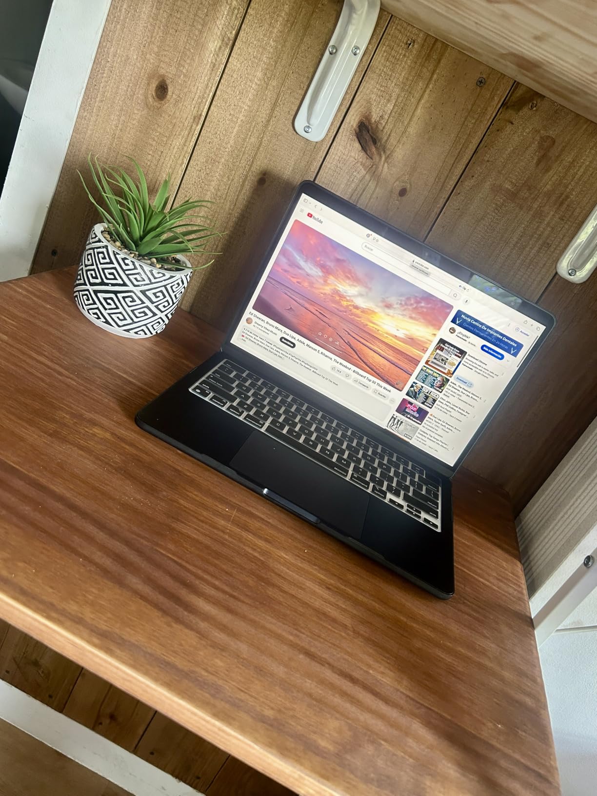 Apple 2025 MacBook Air 13-inch Laptop with M4 chip: Built for Apple Intelligence, 13.6-inch Liquid Retina Display, 16GB Unified Memory, 256GB SSD Storage, 12MP Center Stage Camera, Touch ID; Starlight Customer Review Apple 2025 MacBook Air 13-inch Laptop with M4 chip: Built for Apple Intelligence, 13.6-inch Liquid Retina Display, 16GB Unified Memory, 256GB SSD Storage, 12MP Center Stage Camera, Touch ID; Starlight - Customer Photo 1