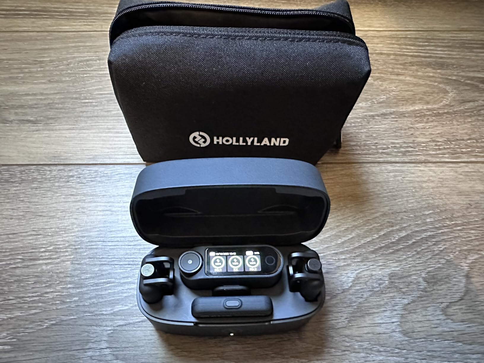 Hollyland Lark MAX 2 Wireless Microphone for iPhone/Camera/Android, AI Noise Cancel, Wireless Monitoring, 32bit Full-Chain Audio, Timecode (Ultimate Combo, 2TX+2RX+OWS Earphones + Charging Case) Customer Review Hollyland Lark MAX 2 Wireless Microphone for iPhone/Camera/Android, AI Noise Cancel, Wireless Monitoring, 32bit Full-Chain Audio, Timecode (Ultimate Combo, 2TX+2RX+OWS Earphones + Charging Case) - Customer Photo 1