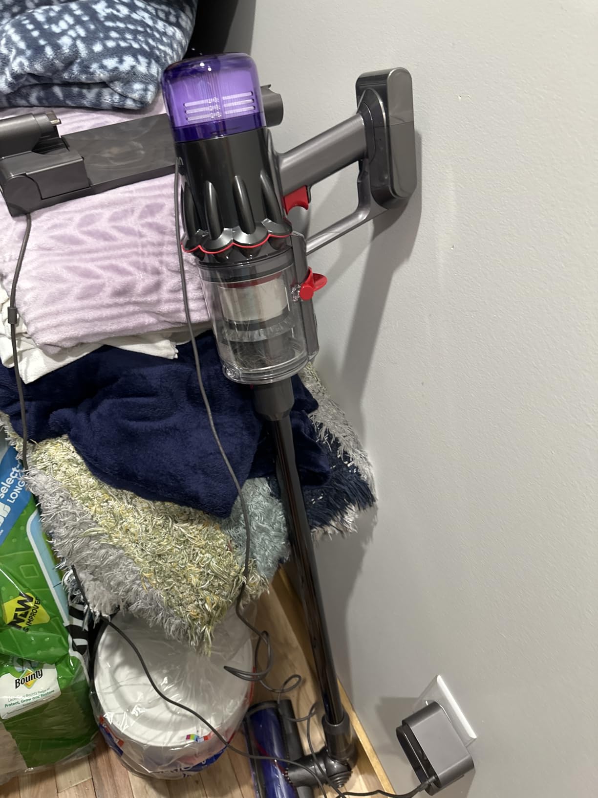 Dyson V9 Motorbar Cordless Vacuum, Cleans Hard Floors and Carpets, Detangles, Converts to Handheld, 100AW, 3 Power Modes, Up to 40 Minutes - Customer Photo 2