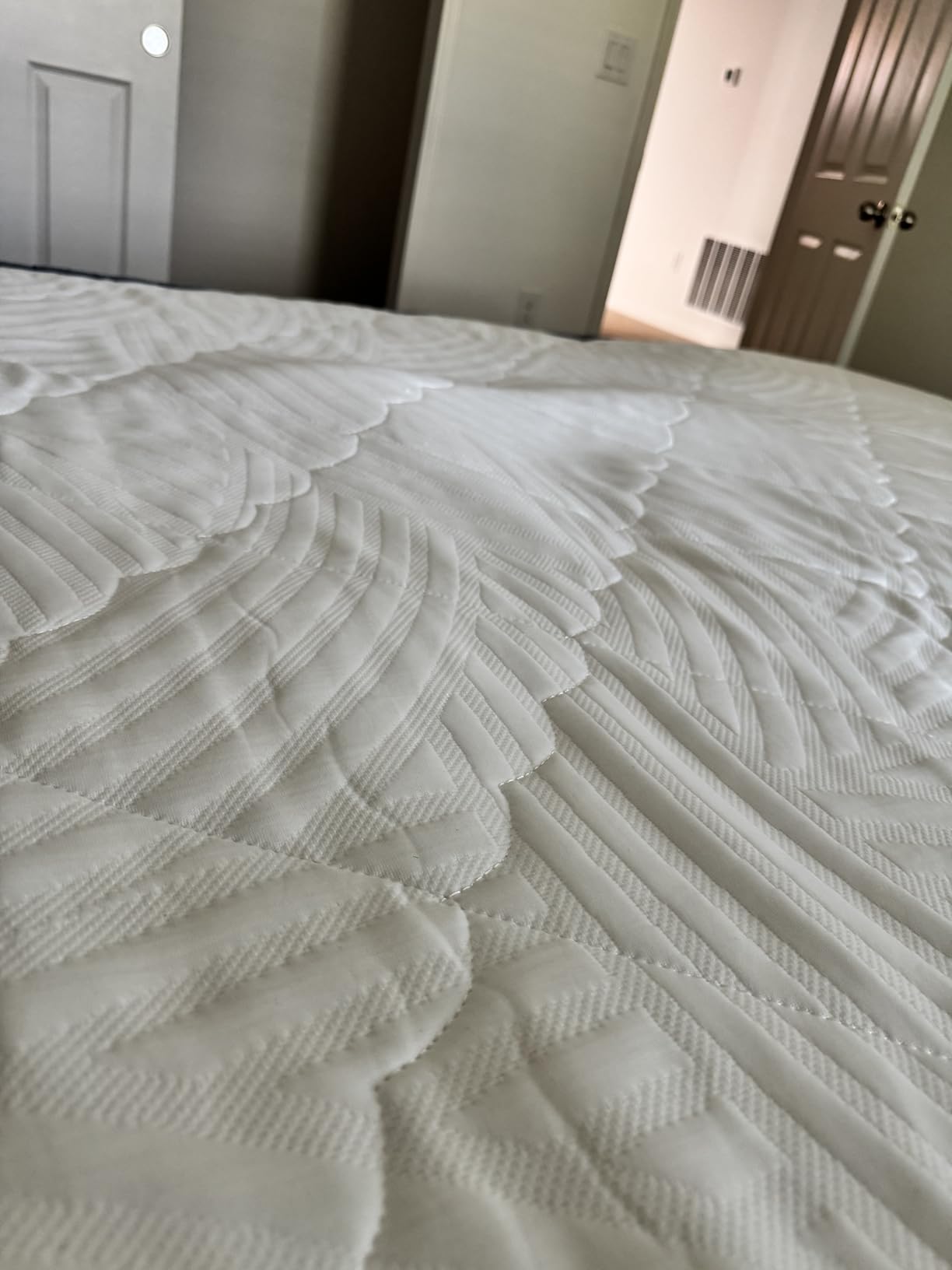 Novilla Twin XL Mattress, 8 Inch Twin XL Hybrid Mattress with Comfy Support, Bed Mattresses in a Box with Individual Pocket Springs for Motion Isolation & Pressure Relief, Certipur-Us Certified Customer Review Novilla Twin XL Mattress, 8 Inch Twin XL Hybrid Mattress with Comfy Support, Bed Mattresses in a Box with Individual Pocket Springs for Motion Isolation & Pressure Relief, Certipur-Us Certified - Customer Photo 3