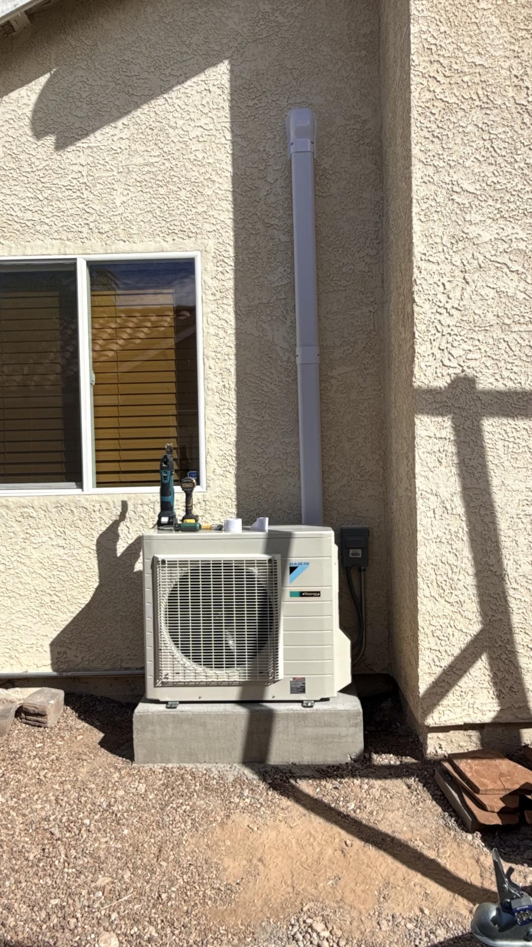 Daikin 18,000 BTU 19.5 SEER2 LV Series Ductless Mini-Split Wall Mount Heat Pump Air Conditioner with 15' Installation Kit, Wall Bracket, 1/2 Electric Whip, 30A Fuse -230V - Customer Photo 1