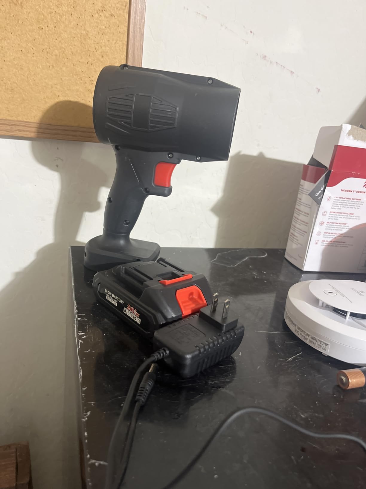 Cordless Leaf Blower,21V Electric Handheld Leaf Blower,with 2x4.0Ah Batteries & Fast Charger,500000RPM Blower for Patio Cleaning, Lawn Care, Blowing Leaves and Dust - Customer Photo 2