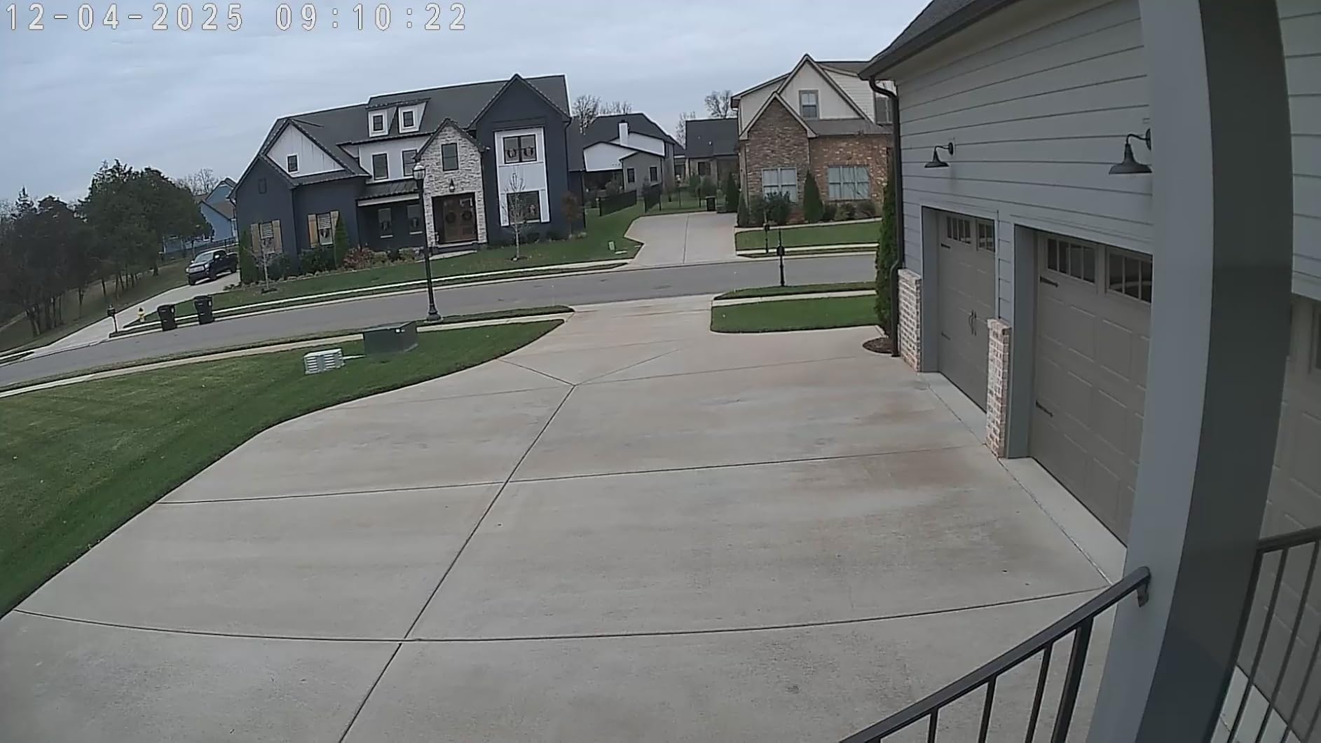 Tapo 2K Outdoor Pan/Tilt Wireless Floodlight Security Camera - Battery Power with Solar, 360º AI Motion Tracking, Person/Vehicle Detection, Subscription-Free Local Storage or Optional Cloud, C615F KIT customer photo 2