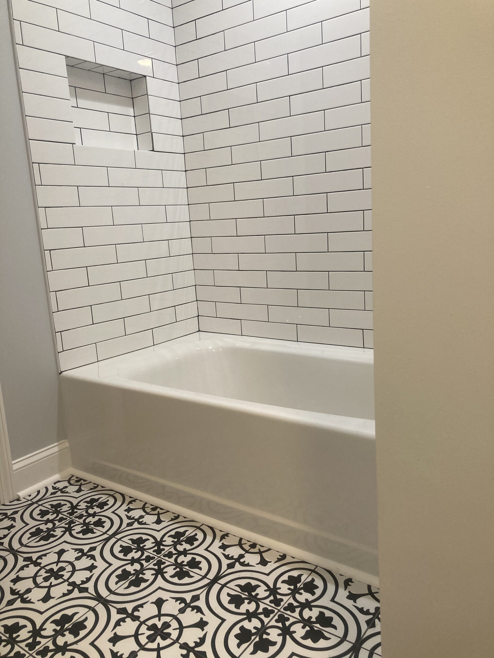 American Standard 2461002.020 Cambridge Americast 60 x 32-Inch Integral Apron Bathtub With Right-Hand Outlet, White customer photo 2