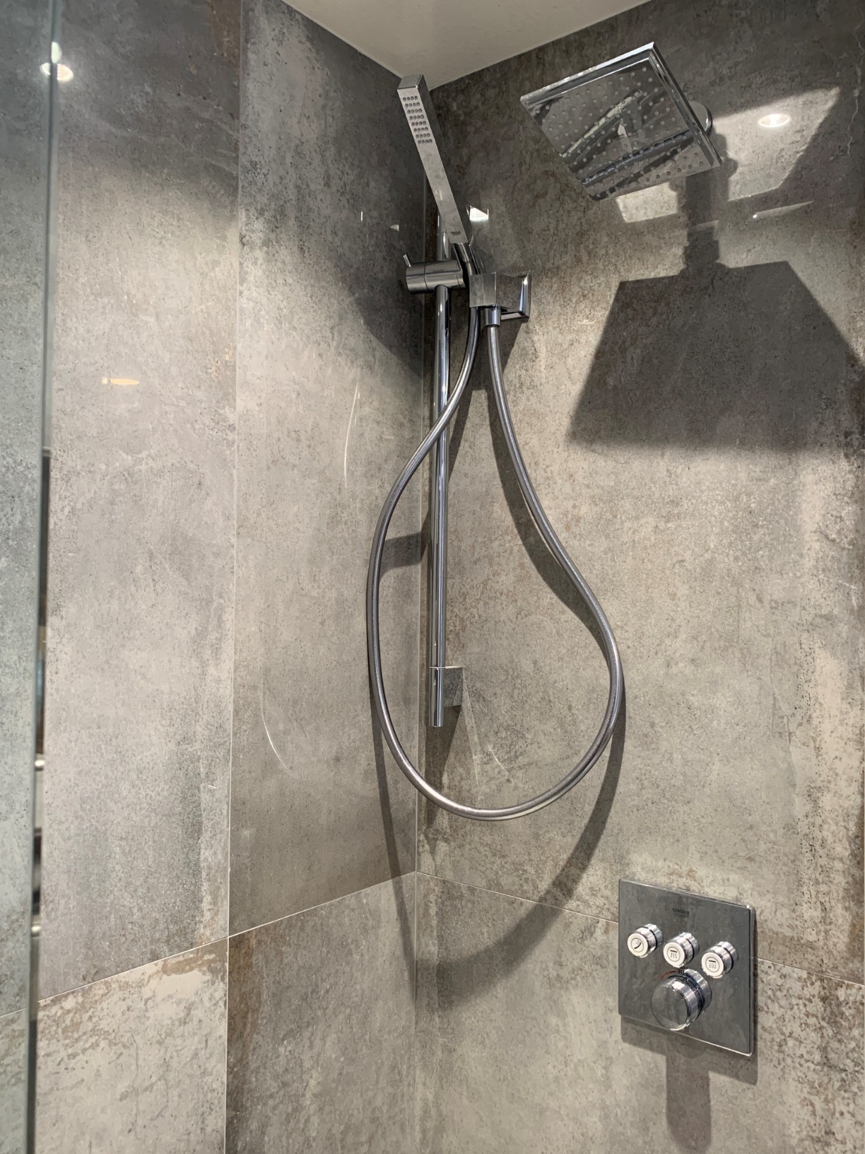 Euphoria Cube Rain Shower Head, 2.5 GPM, Starlight Chrome customer photo 2