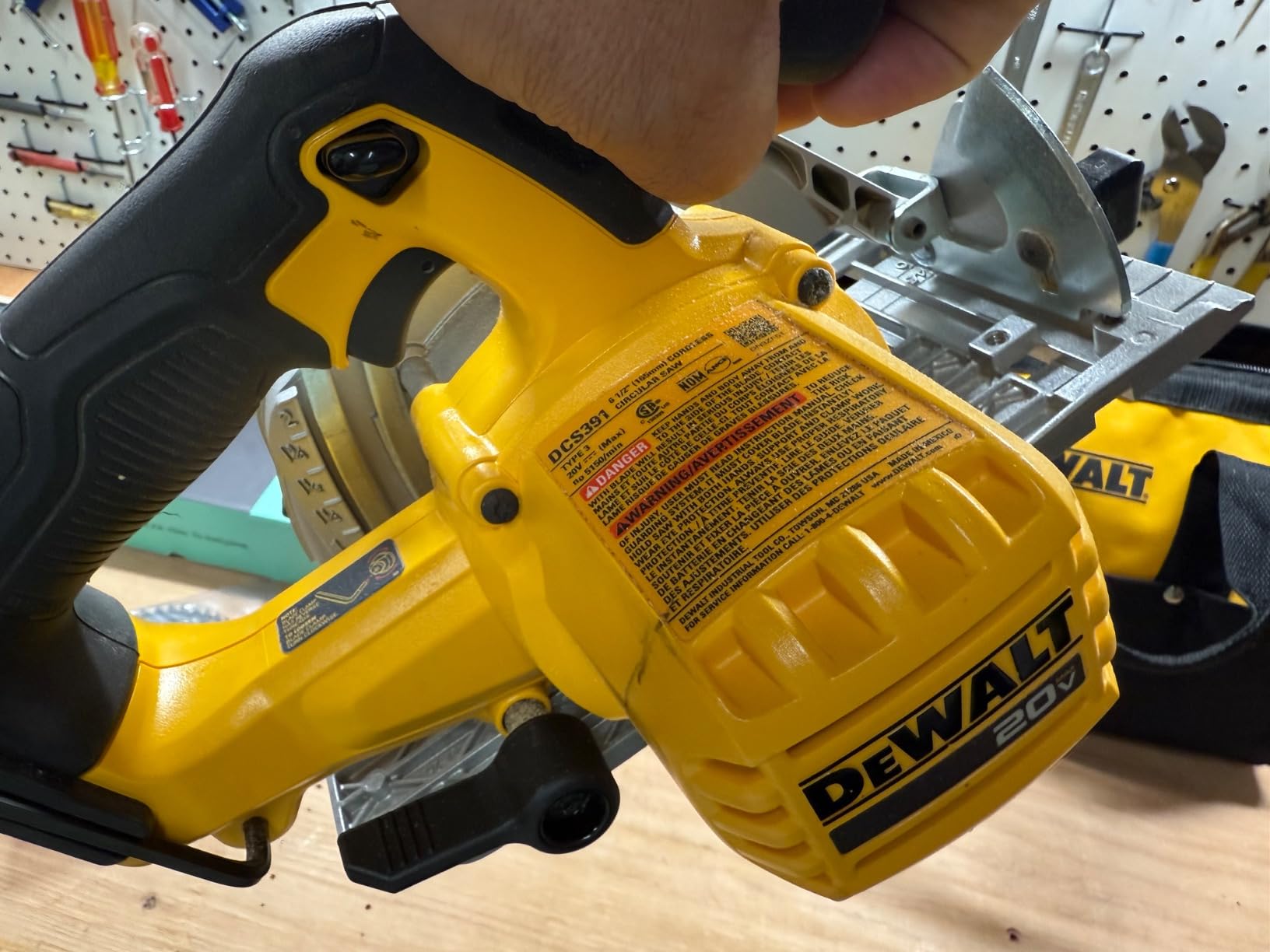 DEWALT 20V MAX Circular Saw, Cordless Sidewinder Style Portable, 6-1/2-Inch Blade, 5150 RPM, 0-50 Degree Bevel Capability, Tool Only (DCS391B) Customer Review DEWALT 20V MAX Circular Saw, Cordless Sidewinder Style Portable, 6-1/2-Inch Blade, 5150 RPM, 0-50 Degree Bevel Capability, Tool Only (DCS391B) - Customer Photo 3
