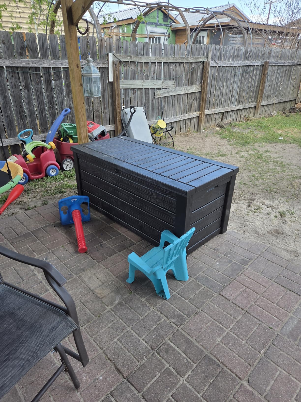 Keter 150 Gallon Resin Large Deck Box Organization and Storage Box for Patio, Outdoor Cushions, Garden Tools, Brown customer photo 2