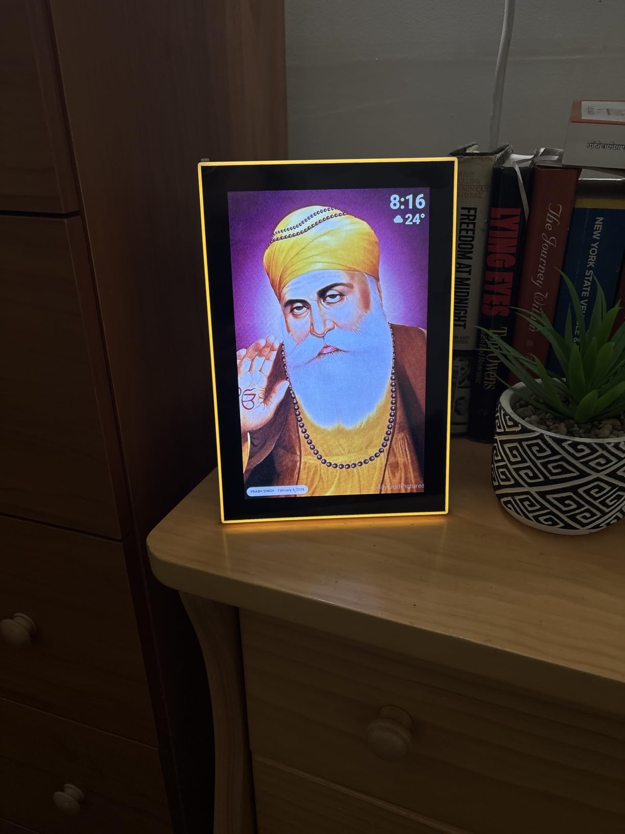 32GB FRAMEO 10.1 Inch Smart WiFi Digital Photo Frame 1280x800 IPS LCD Touch Screen, Auto-Rotate Portrait and Landscape, Built in 32GB Memory, Share Moments Instantly via Frameo App from Anywhere customer photo 1