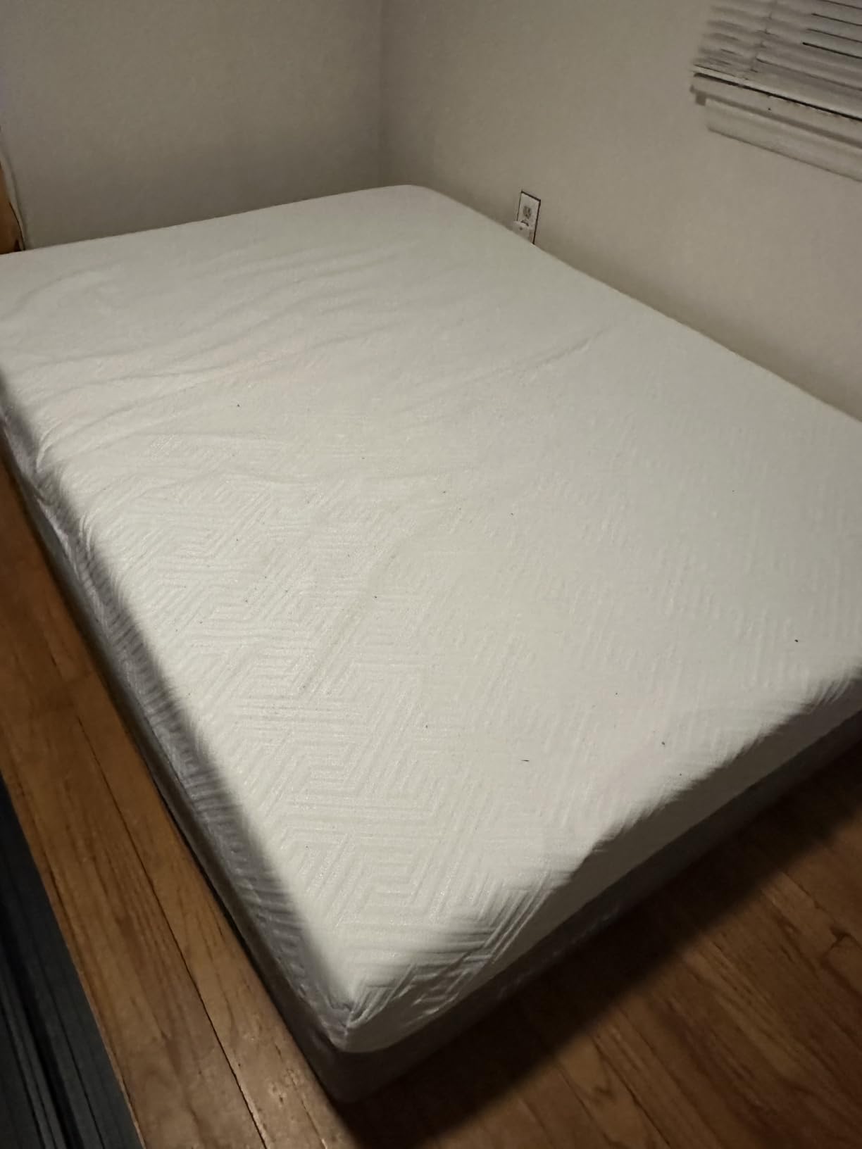 Novilla Queen Size Mattress, 12 Inch Gel Memory Foam Mattress for Cool Night & Pressure Relief, Medium Plush Feel with Motion Isolating, Bliss customer photo 1