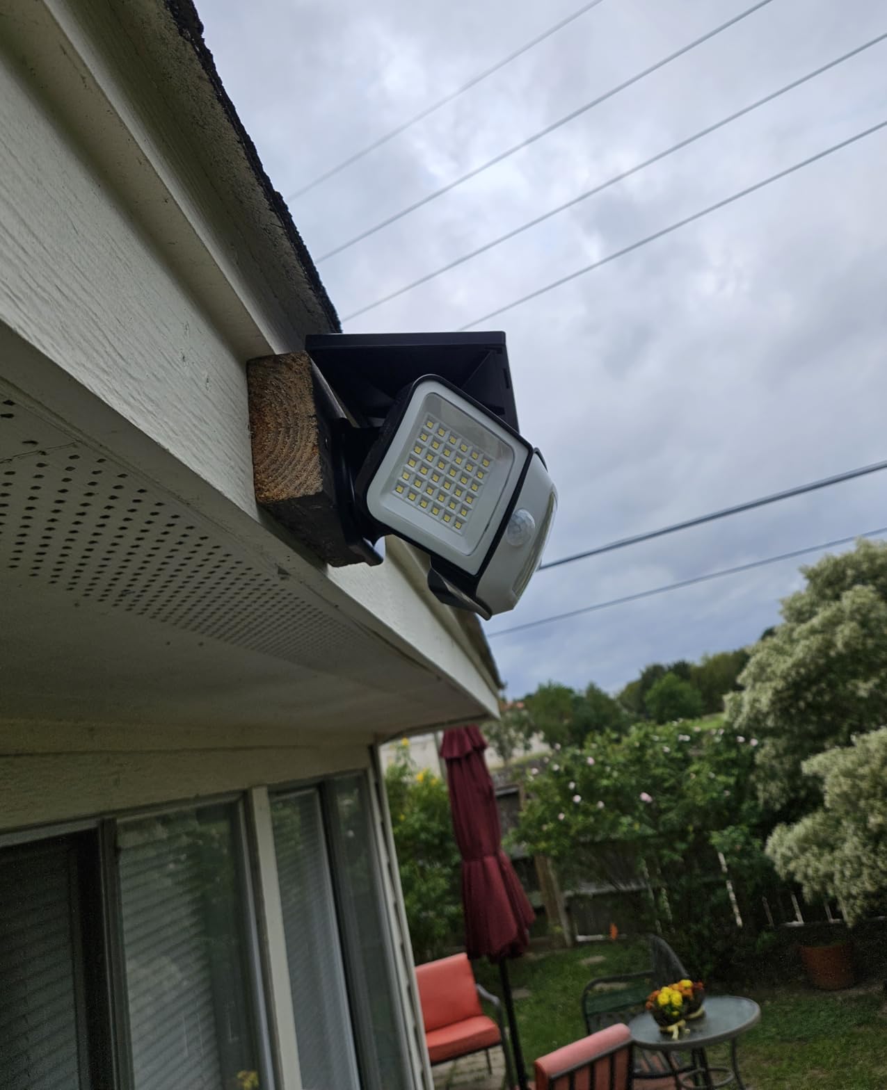 intelamp Solar Outdoor Lights,6000mAh Motion Sensor with Dual Sensors,Waterproof Solar Flood Lights 270°Wide Angle for Outside with 3 Modes customer photo 2