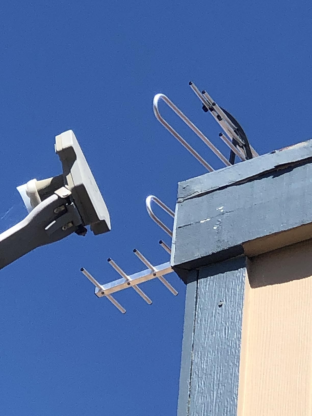 PIBIDI Digital HD TV Antenna, Amplified Attic/Outdoor Antenna, 360 Degree Rotation Wireless Remote, 4K 1080P VHF UHF, Mounting Pole Included, 200 Miles Range customer photo 1