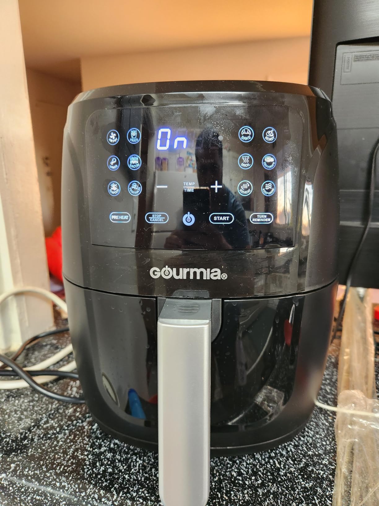 Gourmia Air Fryer - 6 Qt Large Capacity, FryForce 360, Digital Display with 12 Presets, Roast, Bake, Broil, Dehydrate, Dishwasher Safe Accessories, Black customer photo 2