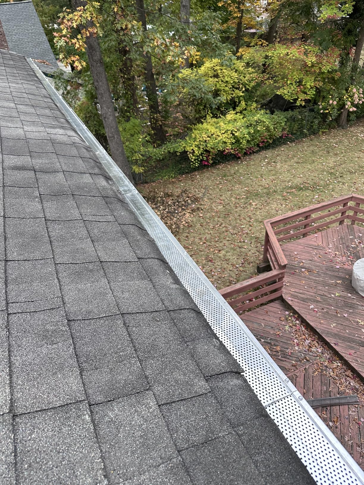 VEVOR Gutter Guard, 5 inch Width, Aluminum Leaf Filter DIY Gutter Cover, 52 PCS 208 ft Total Length, 0.157'' Hole Diameter & 0.02'' Thick Raptor Gutter Guards Fits Any Roof or Gutter Type customer photo 2