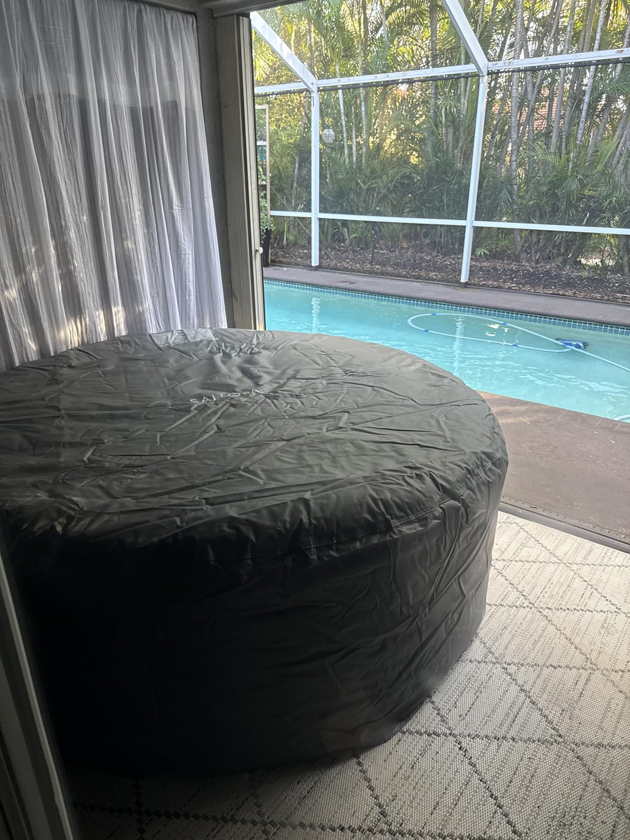 Bestway SaluSpa Honolulu 4 to 6 Person Inflatable Hot Tub, Round Energy-Efficient Portable Outdoor Spa with 140 AirJets, 77