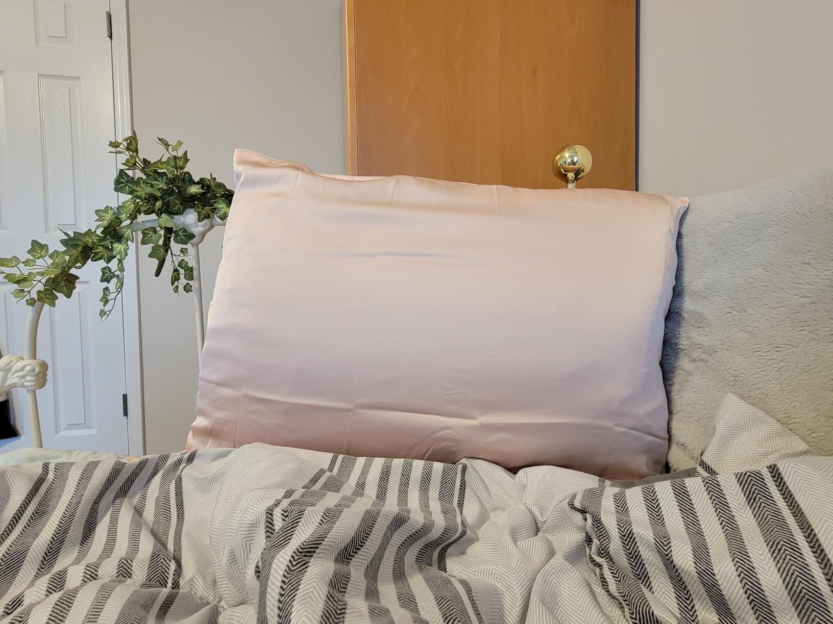Mulberry Silk Pillow Cases Set of 2, Both Sides Real Silk Pillowcase for Hair and Skin Prevent Acne Pillowcase Organic Silk Pillowcases 2 Pack with Hidden Zipper, White, Standard (20