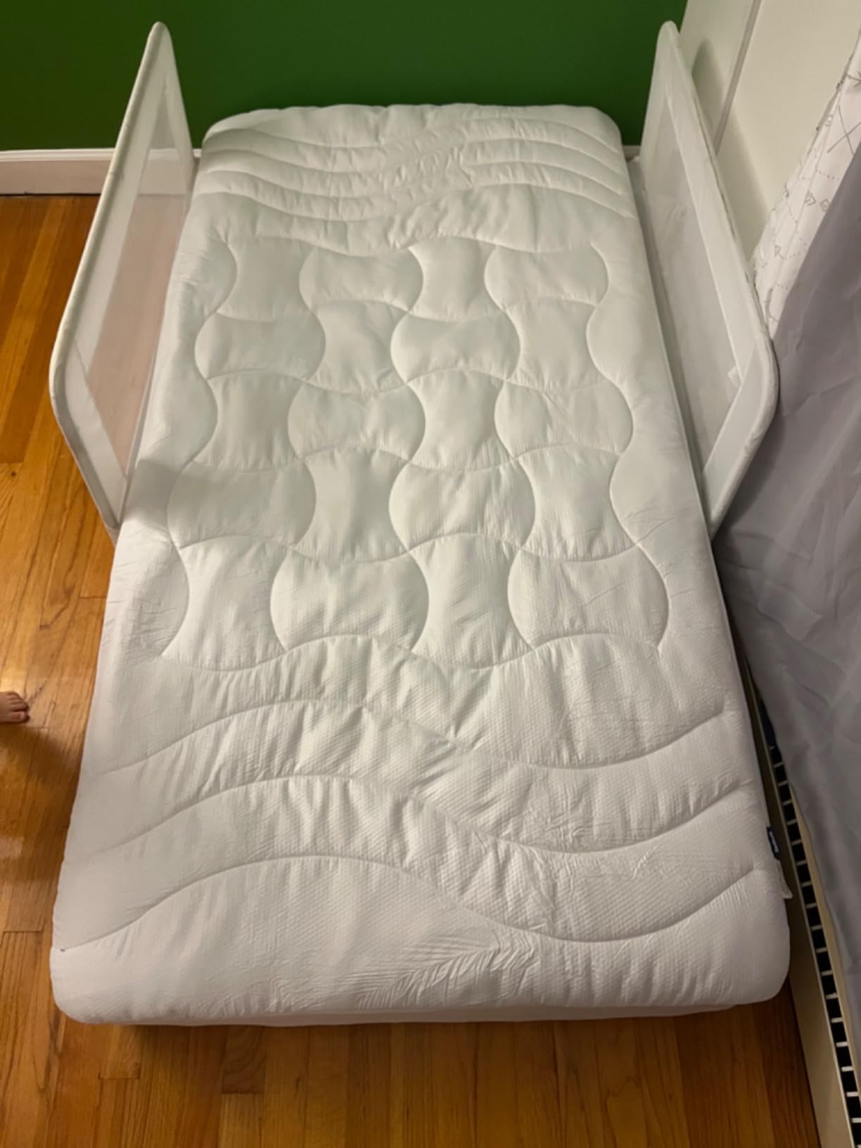 Bedsure Waterproof Mattress Protector Queen Size - Quilted Fitted Waterproof Mattress Pad Topper with 8-21 Inches Deep Pocket, Noiseless Bed Cover Padded, Machine Washable,White, 60x80 Inches customer photo 1