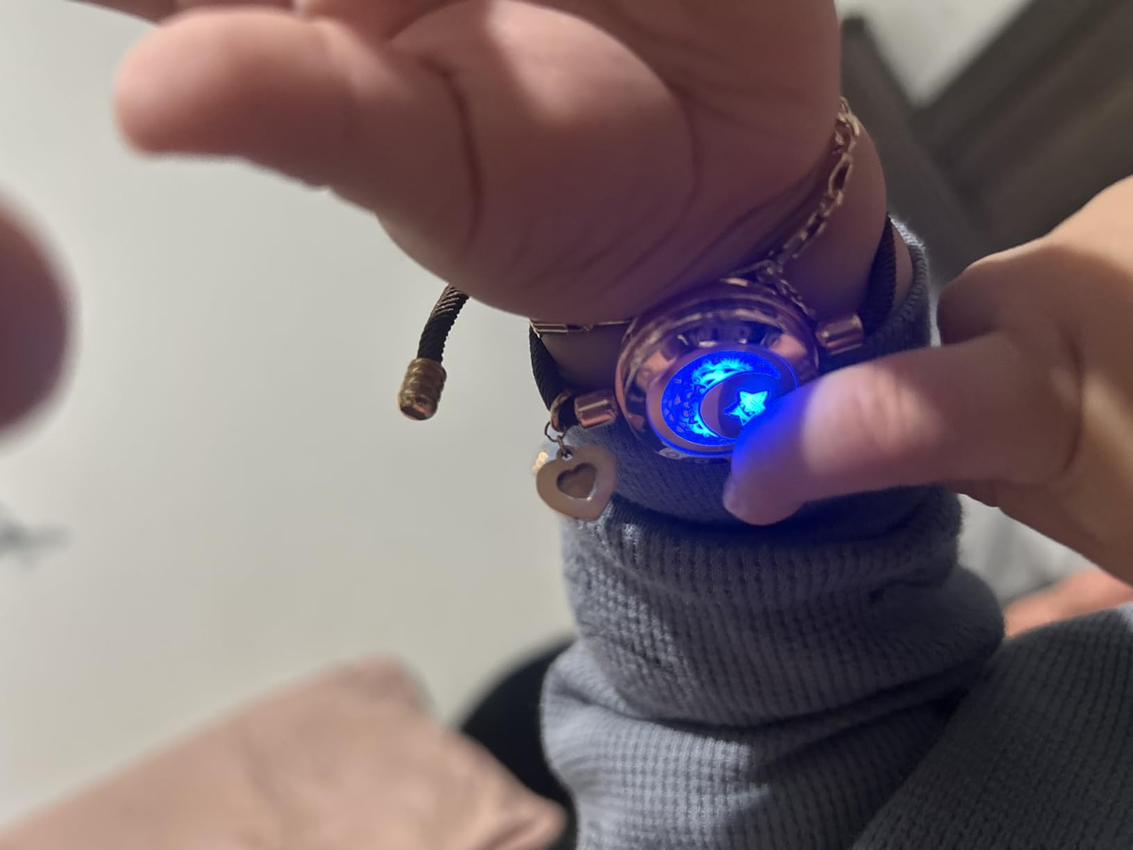 TOTWOO Long Distance Touch Bracelets for Couples, Smart Light & Vibration Love Jewelry, Long Distance Valentines Day Gifts for Him Her Women Men, One-to-One Bluetooth Pairing via App - Customer Photo 1
